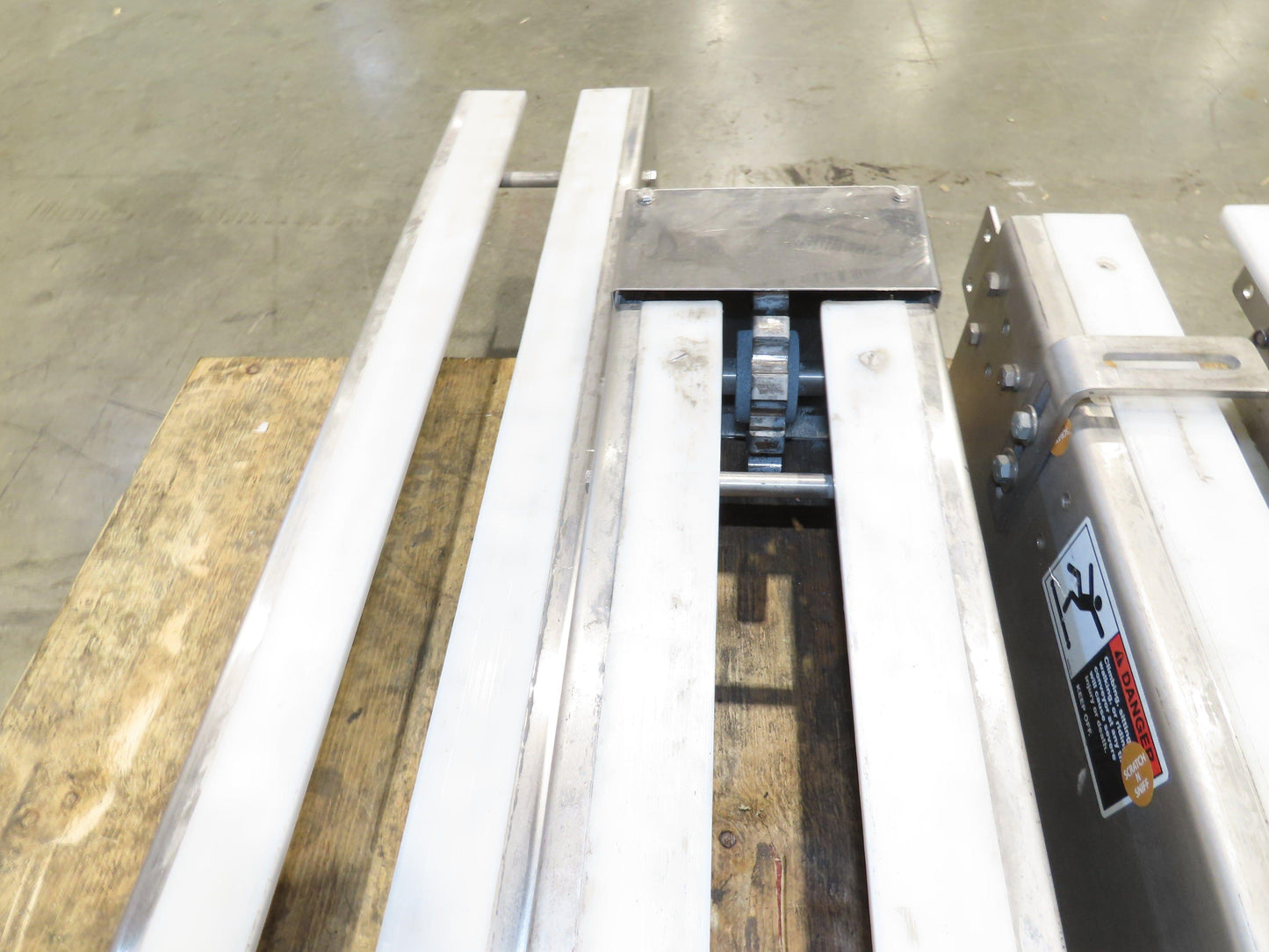 Arrowhead 7.5" Tabletop Belt Stainless Bottle Conveyor 11' 6"L 460V Drive