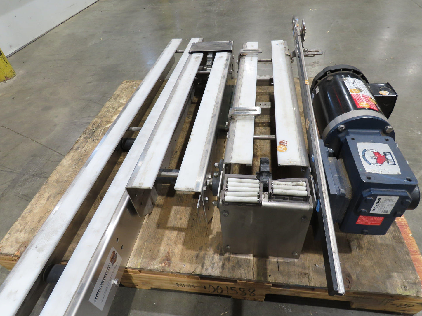Arrowhead 7.5" Tabletop Belt Stainless Bottle Conveyor 11' 6"L 460V Drive