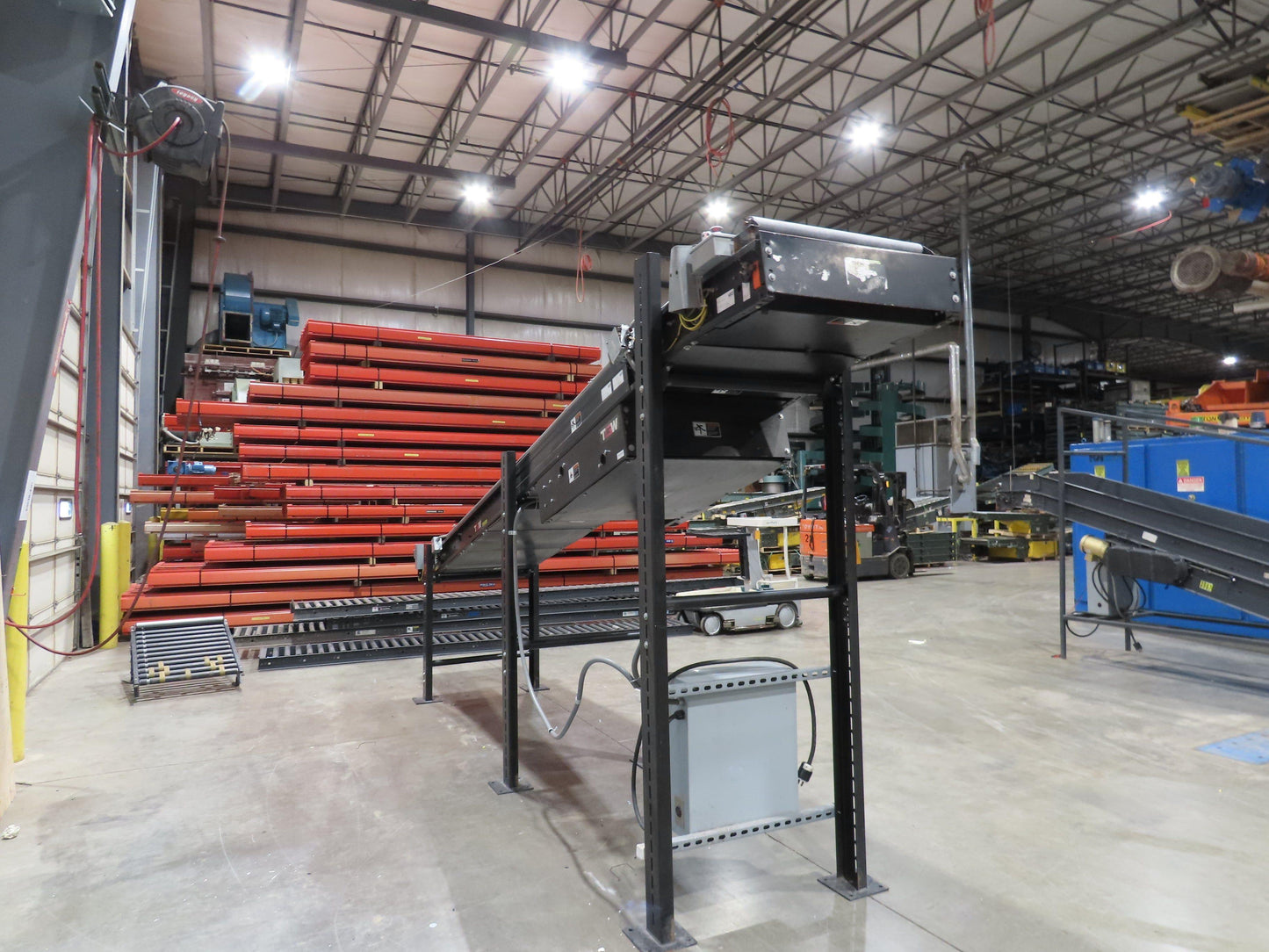 TGW CRUZ Incline Slider Bed 28" Belt Conveyor Variable Speed Drive 460V 17' 8"L