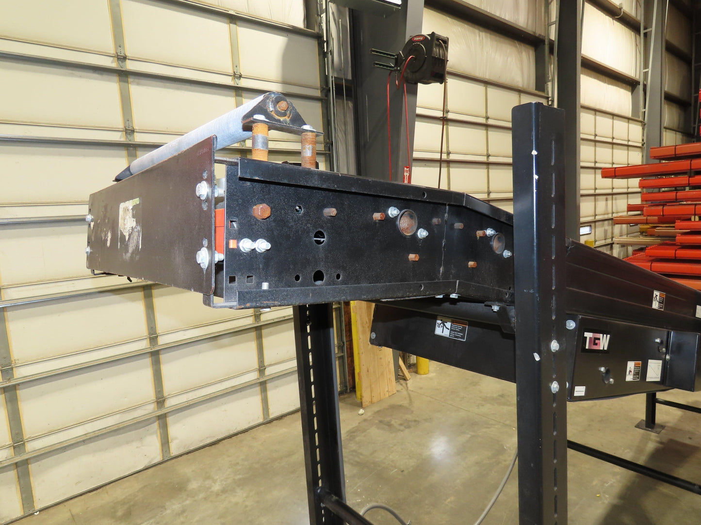 TGW CRUZ Incline Slider Bed 28" Belt Conveyor Variable Speed Drive 460V 17' 8"L