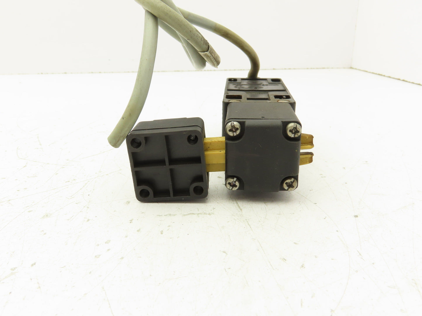 Eaton LS4/S11-S/I/ZB/X Safety Position Switch Snap Action Interlock 1NO 1NC