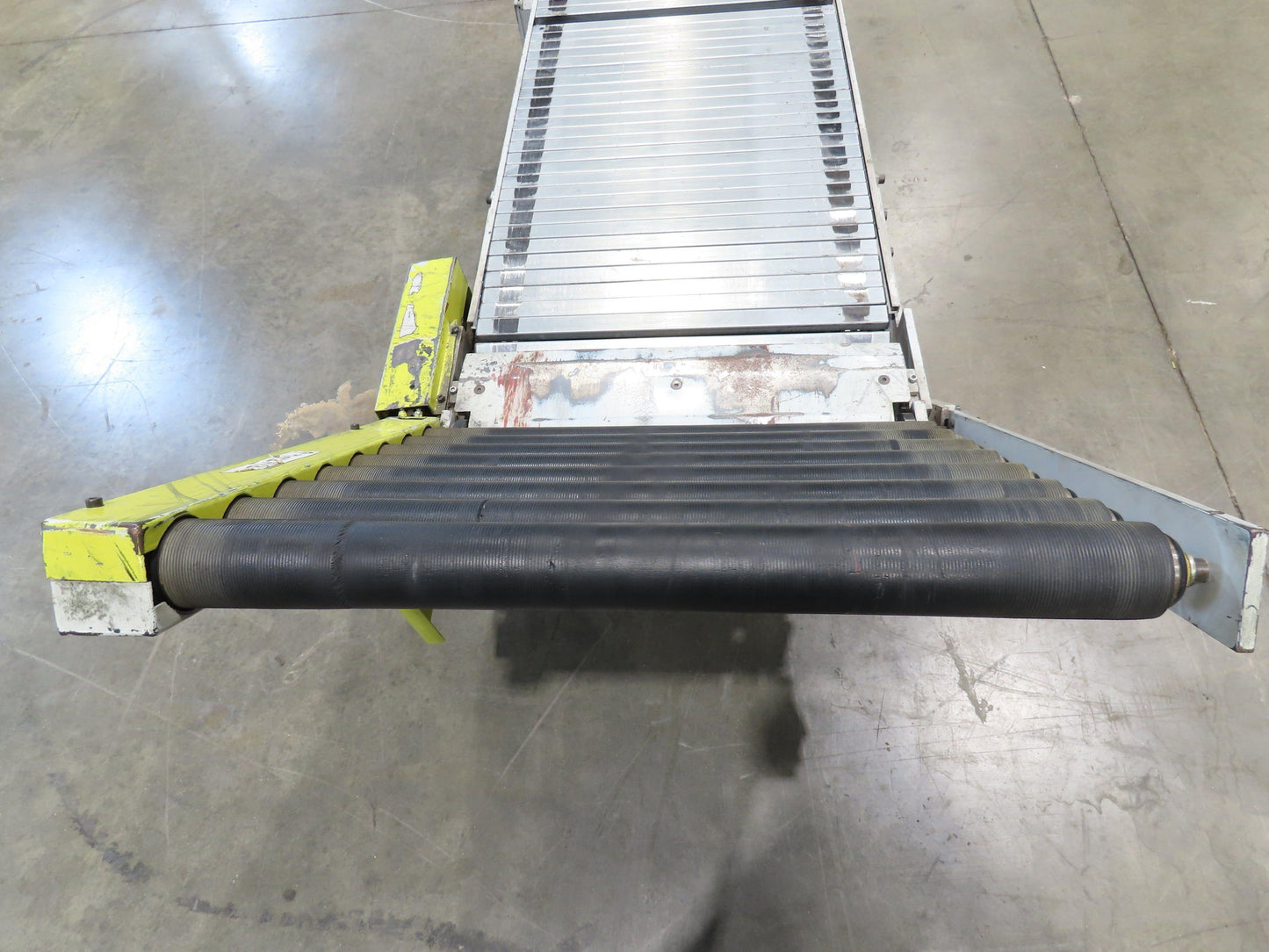 Steel Slat Top Conveyor w/Pneumatic Tilt Roller Bed 460V 3PH Chain Drive