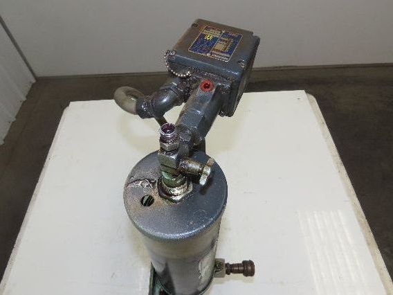 Lincoln 83668 Centro-Matic Pneumatic 20:1 Grease Pump Lubricator 4Lb Reservoir