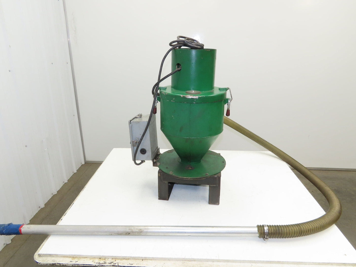 Vac-U-Max Dry Bulk Hopper 12" Receiver with Vacuum Wand 1.5" Suction Feeder 115V