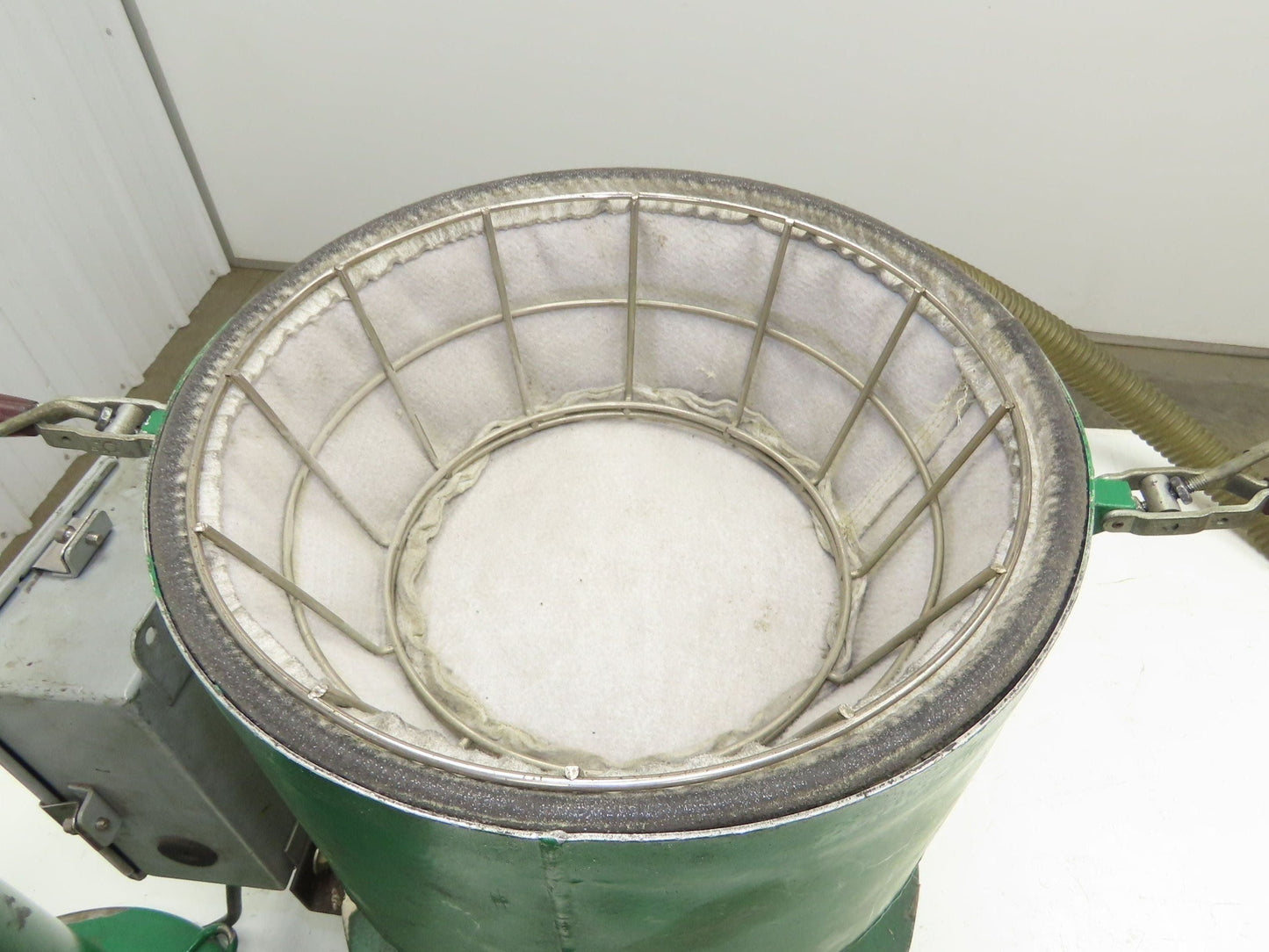 Vac-U-Max Dry Bulk Hopper 12" Receiver with Vacuum Wand 1.5" Suction Feeder 115V
