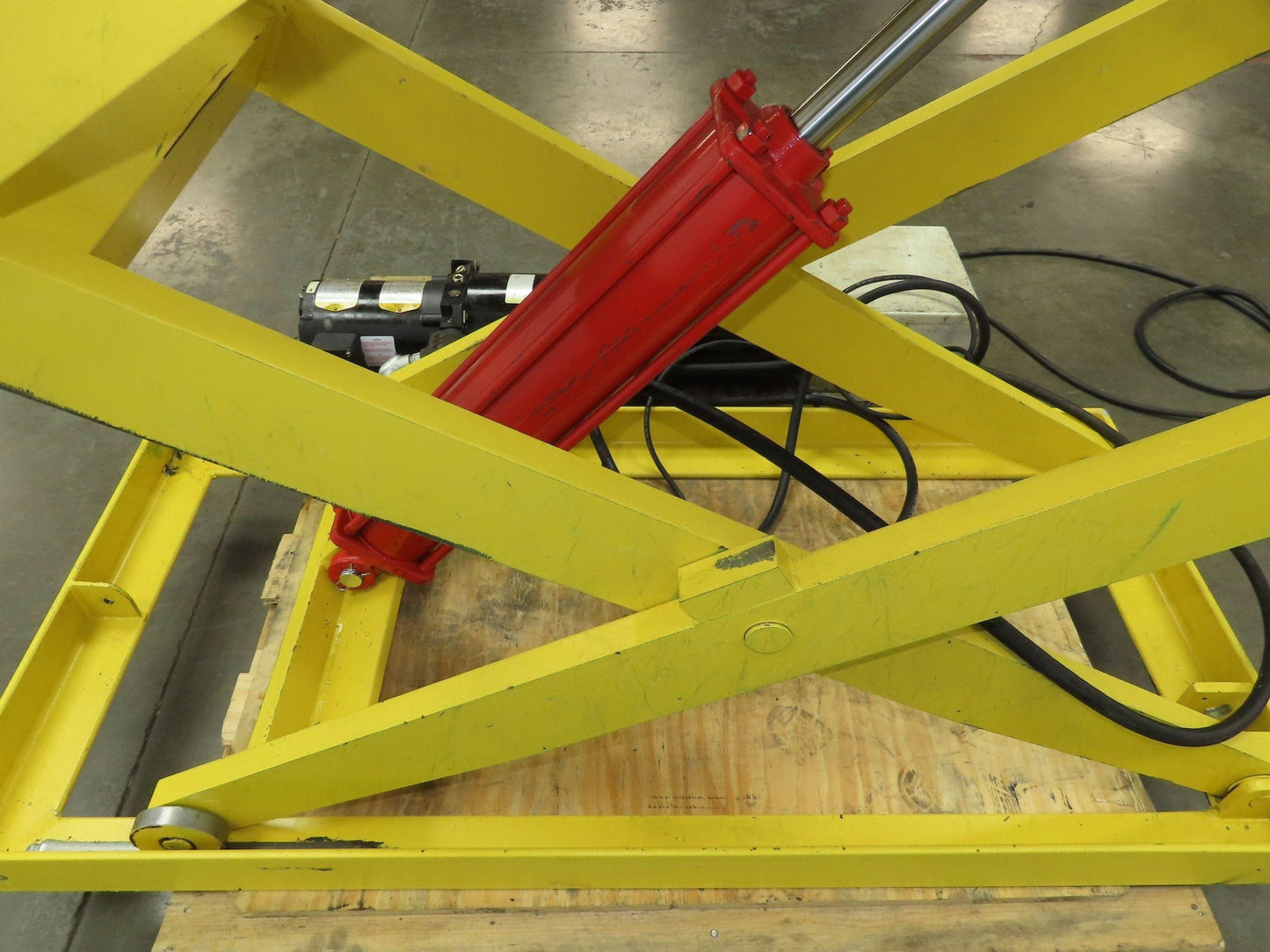 1000LB Scissor Lift Table 64" Travel 38x60" Gravity Roller Conveyor Top 3Ph