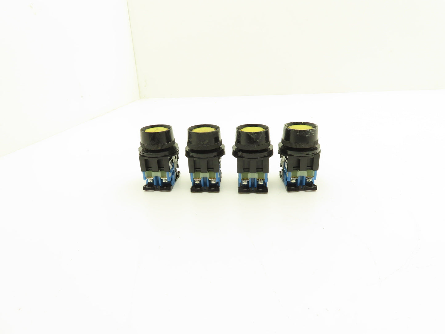 Fuji Electric Yellow Illuminated Push Button 30mm 600V 10A 30v Bulb Lot of 4