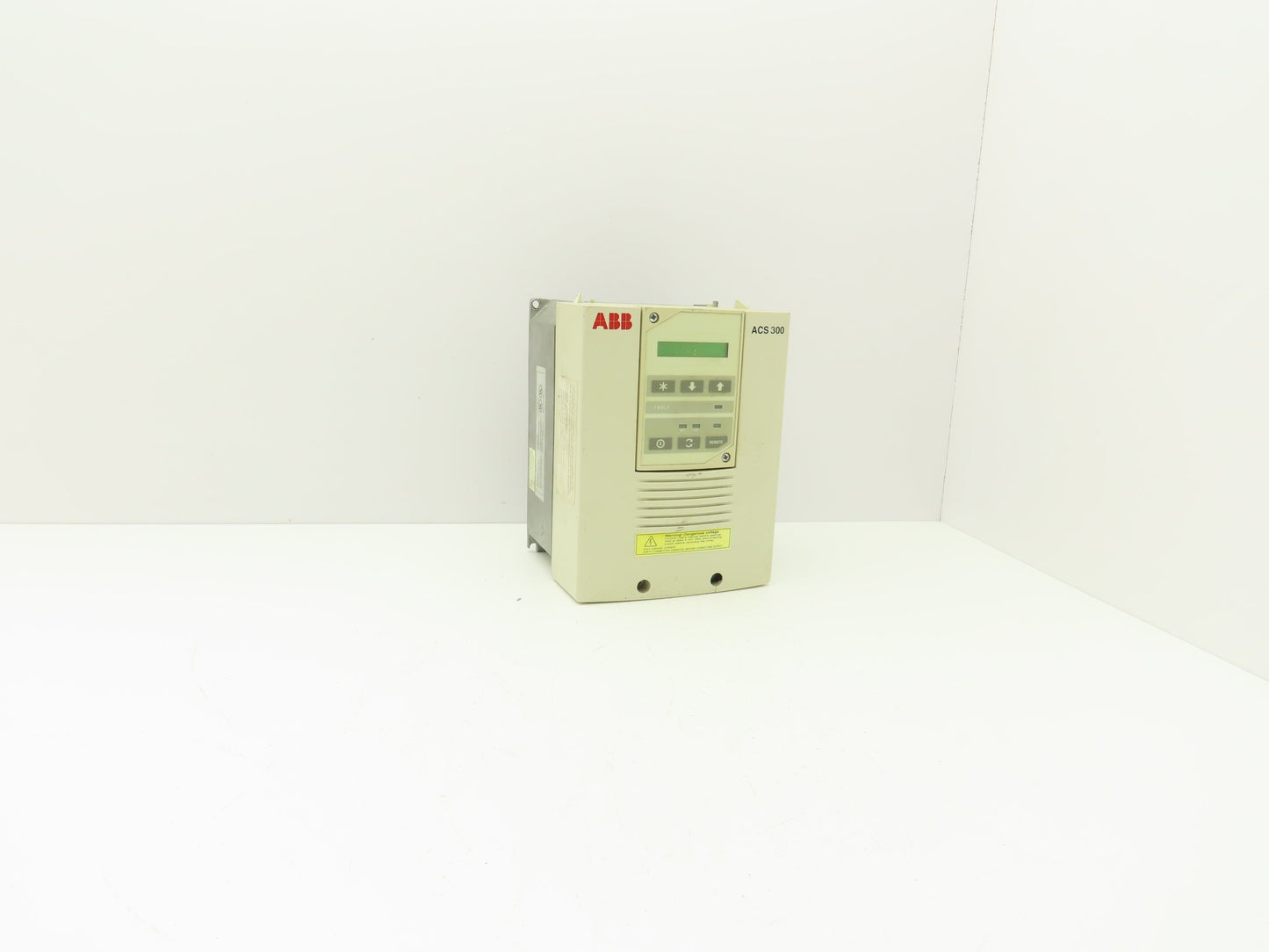 ABB ACS300 ACS311-4P9-3 Inverter Drive 480VAC 3PH 7.5A 0-500Hz BROKEN COVER