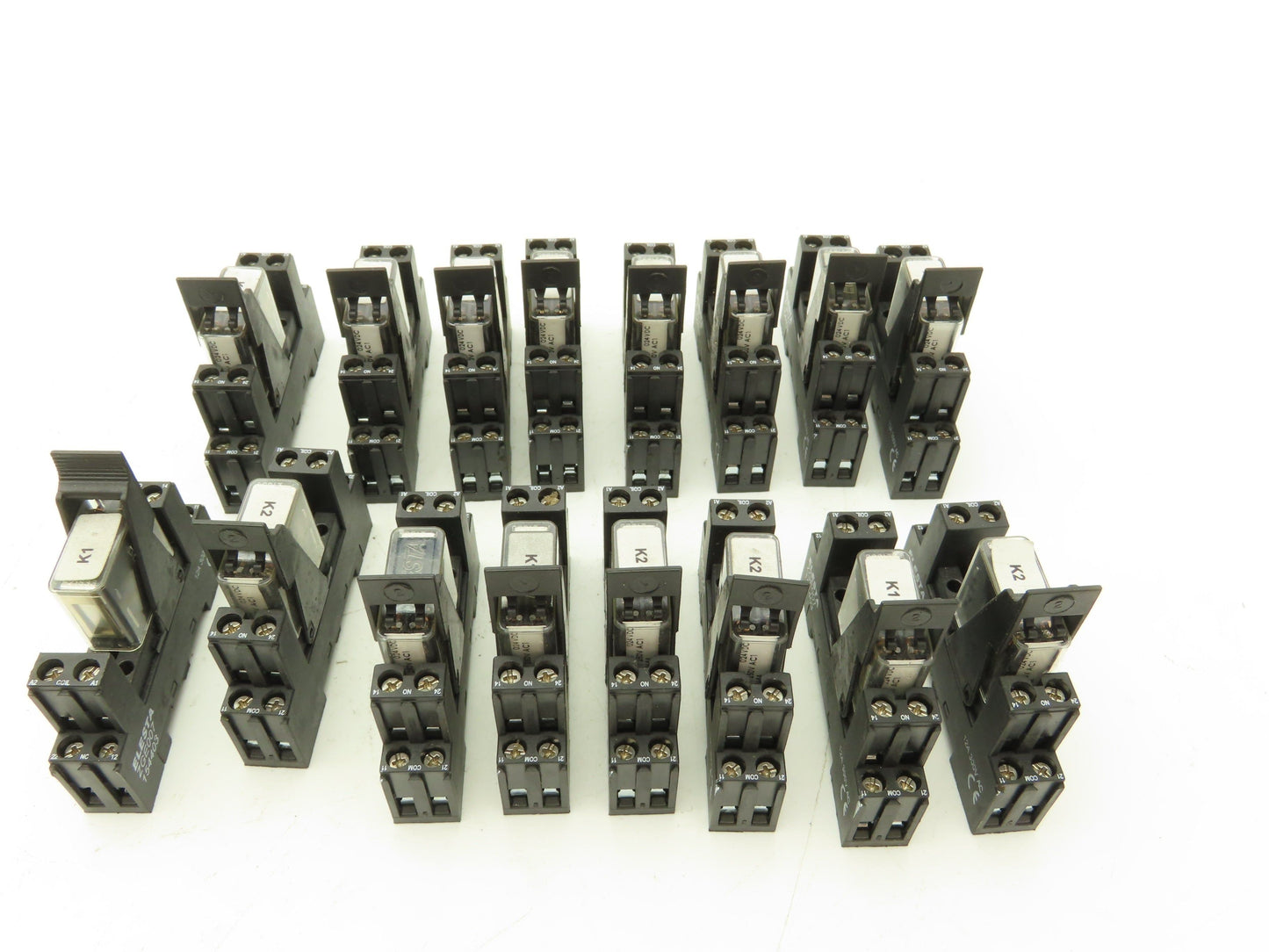 Elesta 119644 SGR 282 Relay 24VDC 8A/250VAC Lot of 16 with Bases