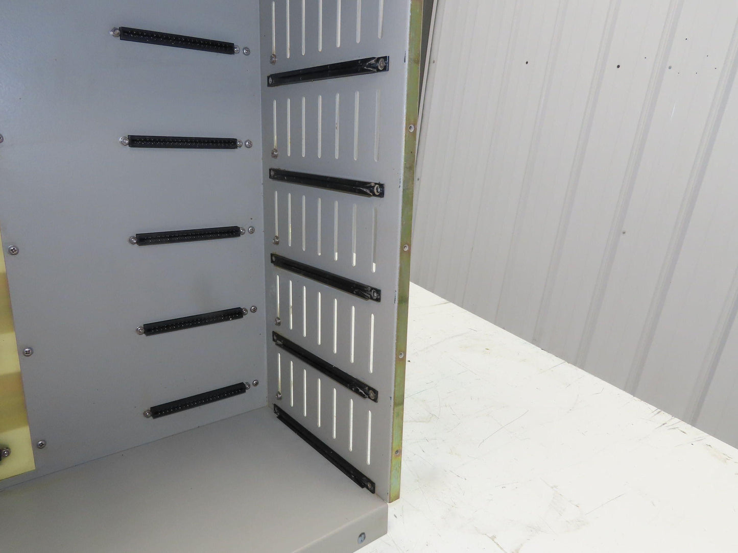 Glassman CAB-ESA-FX-01 High Voltage 5-Slot Card Rack PLC Chassis Cabinet