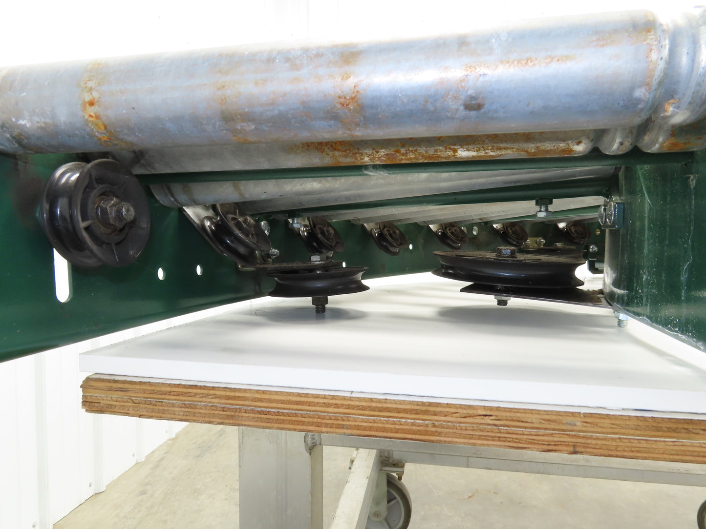 Roach 90° Curve Accumulation Roller Conveyor 18"W 16"BF V-Belt Slave Drive