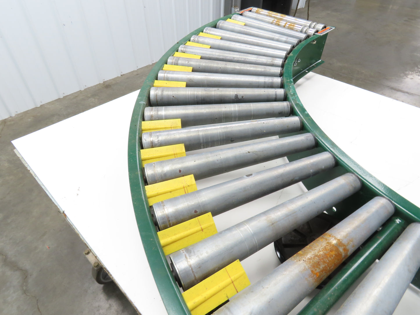 Roach 90° Curve Accumulation Roller Conveyor 18"W 16"BF V-Belt Slave Drive