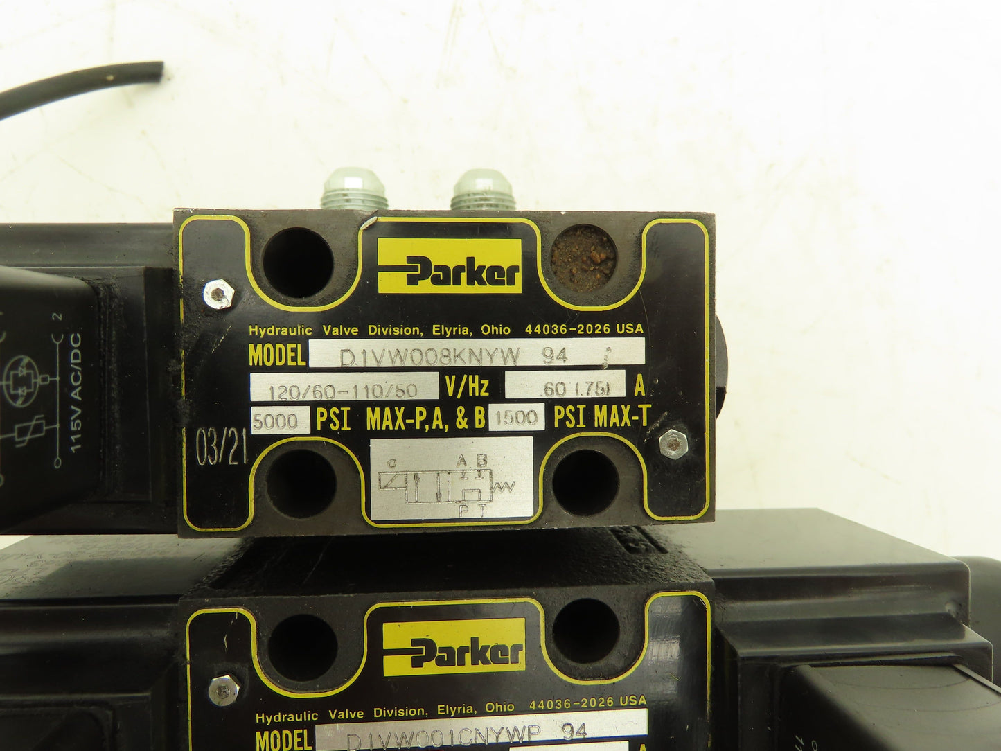 Parker D1VW Hydraulic Directional Solenoid Valves 3-Station Manifold 115V