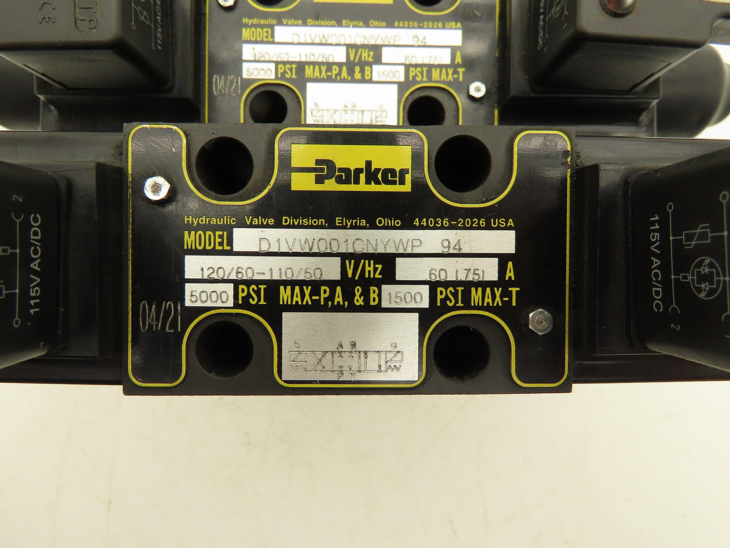 Parker D1VW Hydraulic Directional Solenoid Valves 3-Station Manifold 115V