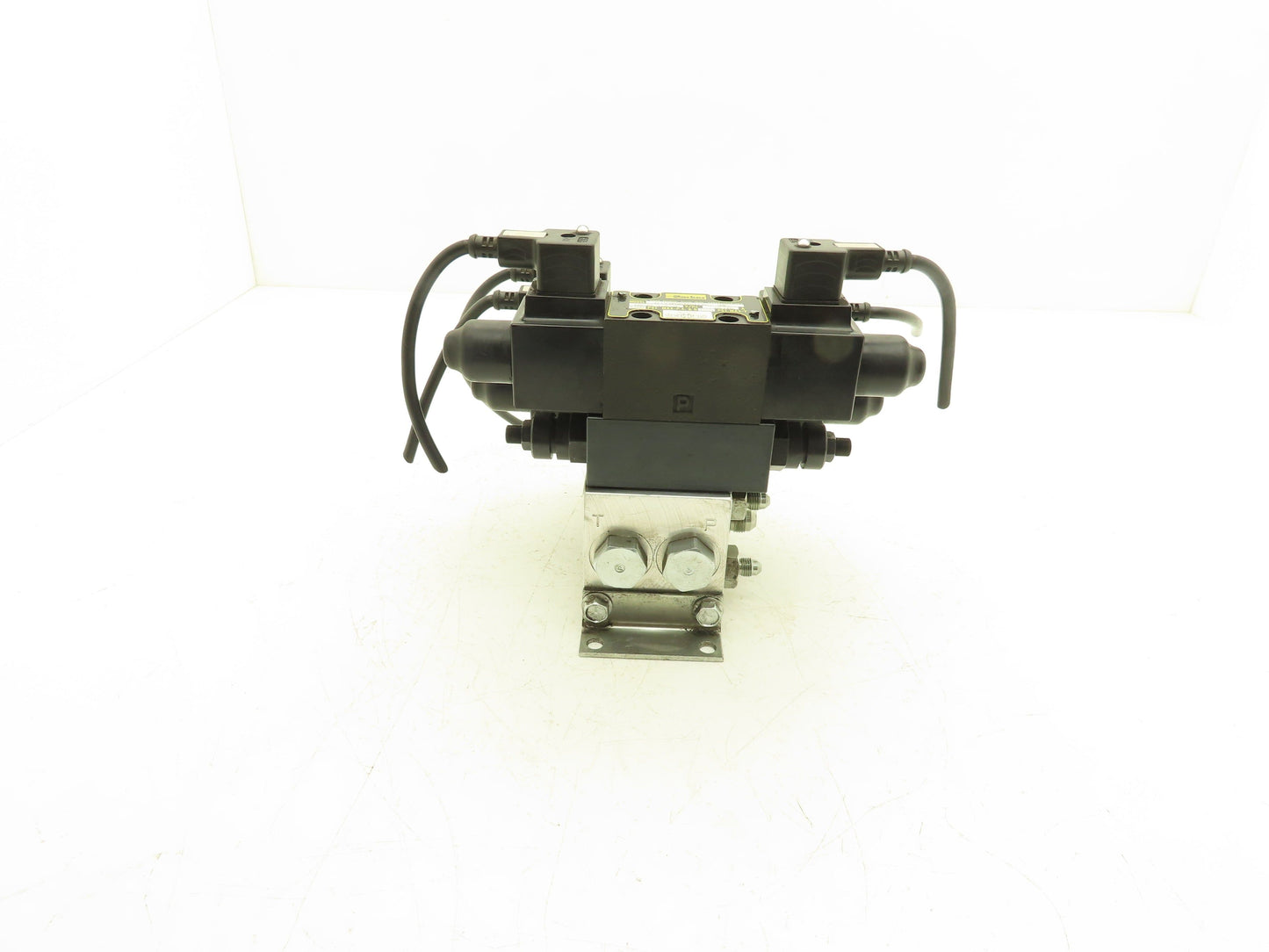 Parker D1VW Hydraulic Directional Solenoid Valves 3-Station Manifold 115V