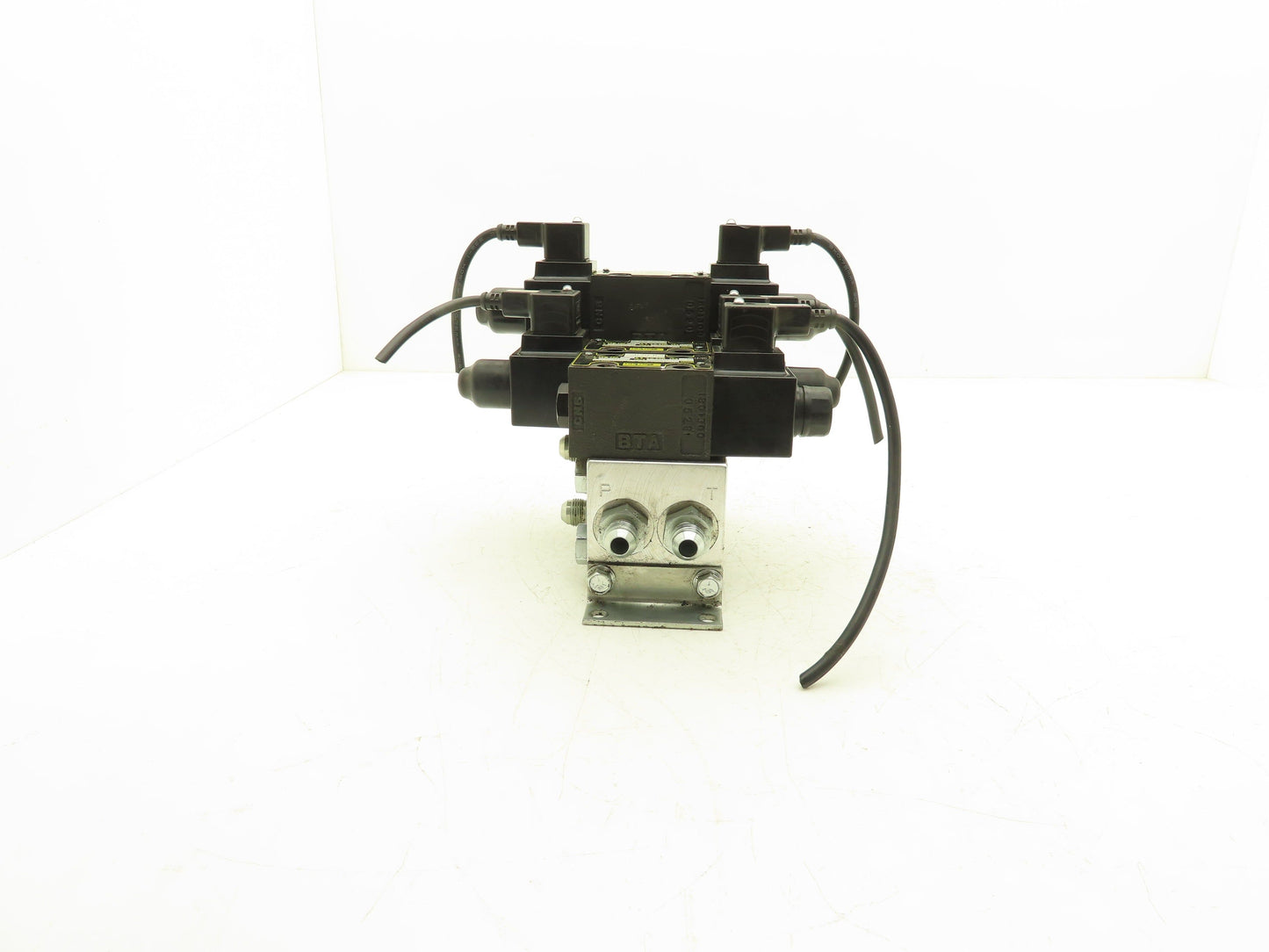 Parker D1VW Hydraulic Directional Solenoid Valves 3-Station Manifold 115V