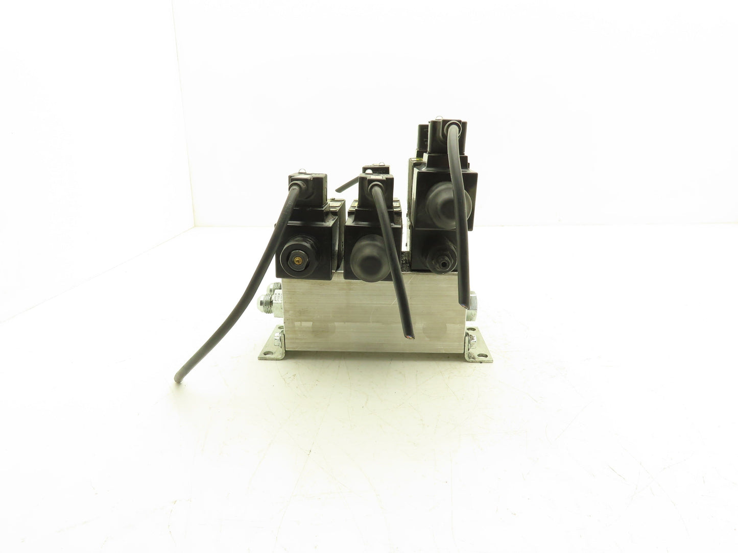 Parker D1VW Hydraulic Directional Solenoid Valves 3-Station Manifold 115V