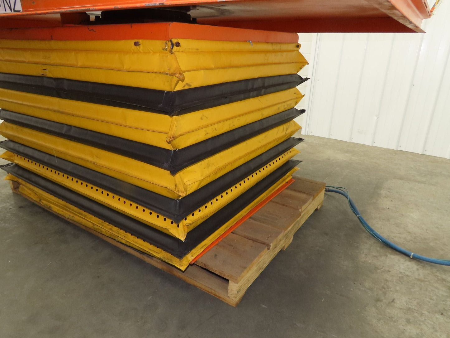 Air Pneumatic Scissor Lift Table 4000lb Cap 64x98" Swivel Top 24" Travel