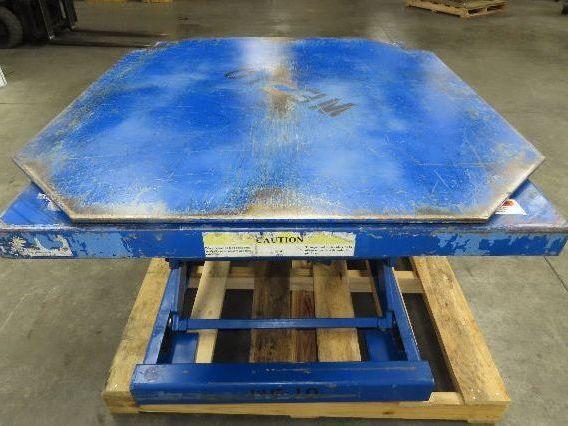 AMI Spring Loaded Industrial Pallet Load Leveler 3500lbs 42x46" Swivel Top