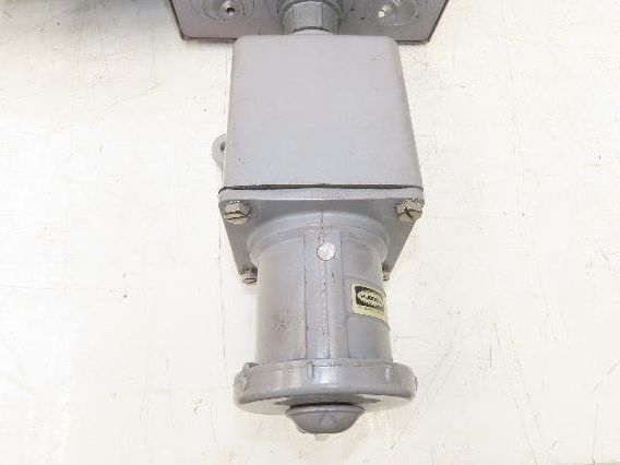 Square D HU362 Safety Disconnect Switch 60A 3P4W 600V Hubbell Pin Sleeve Plug