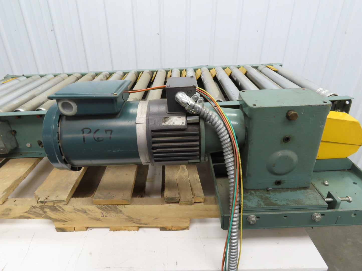 Hytrol 24"x 60" Accumulation Roller Conveyor 21"BF V-Belt End Drive 1Hp 230/460V