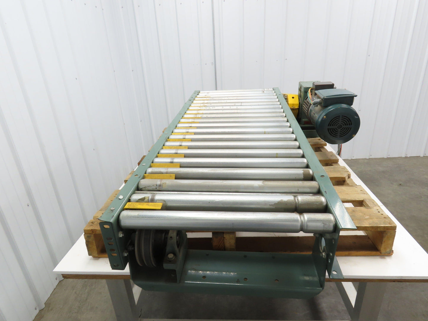Hytrol 24"x 60" Accumulation Roller Conveyor 21"BF V-Belt End Drive 1Hp 230/460V