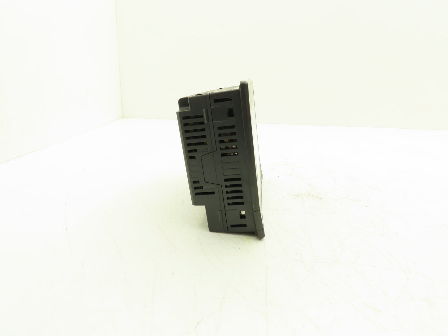 Keyence VT3-Q5S Interface Touch Panel PLC 24vDC 650mA *Cracked Housing
