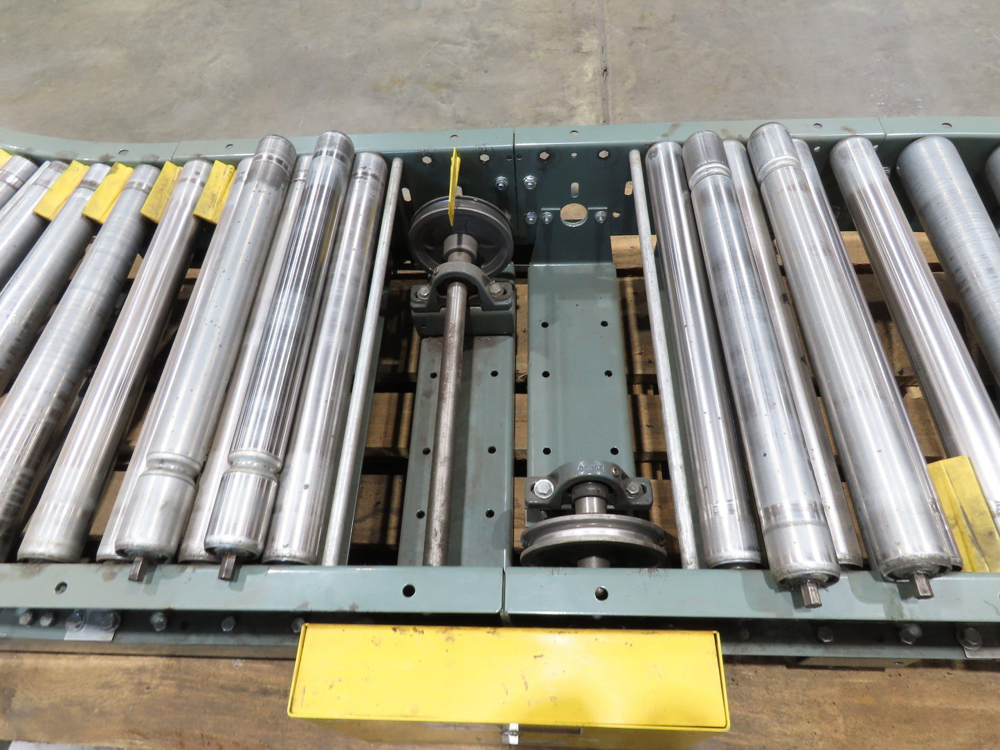 Hytrol 45° S-Curve 24" Accumulation Roller Conveyor 21"BF Slave Belt Drive 9' 6"