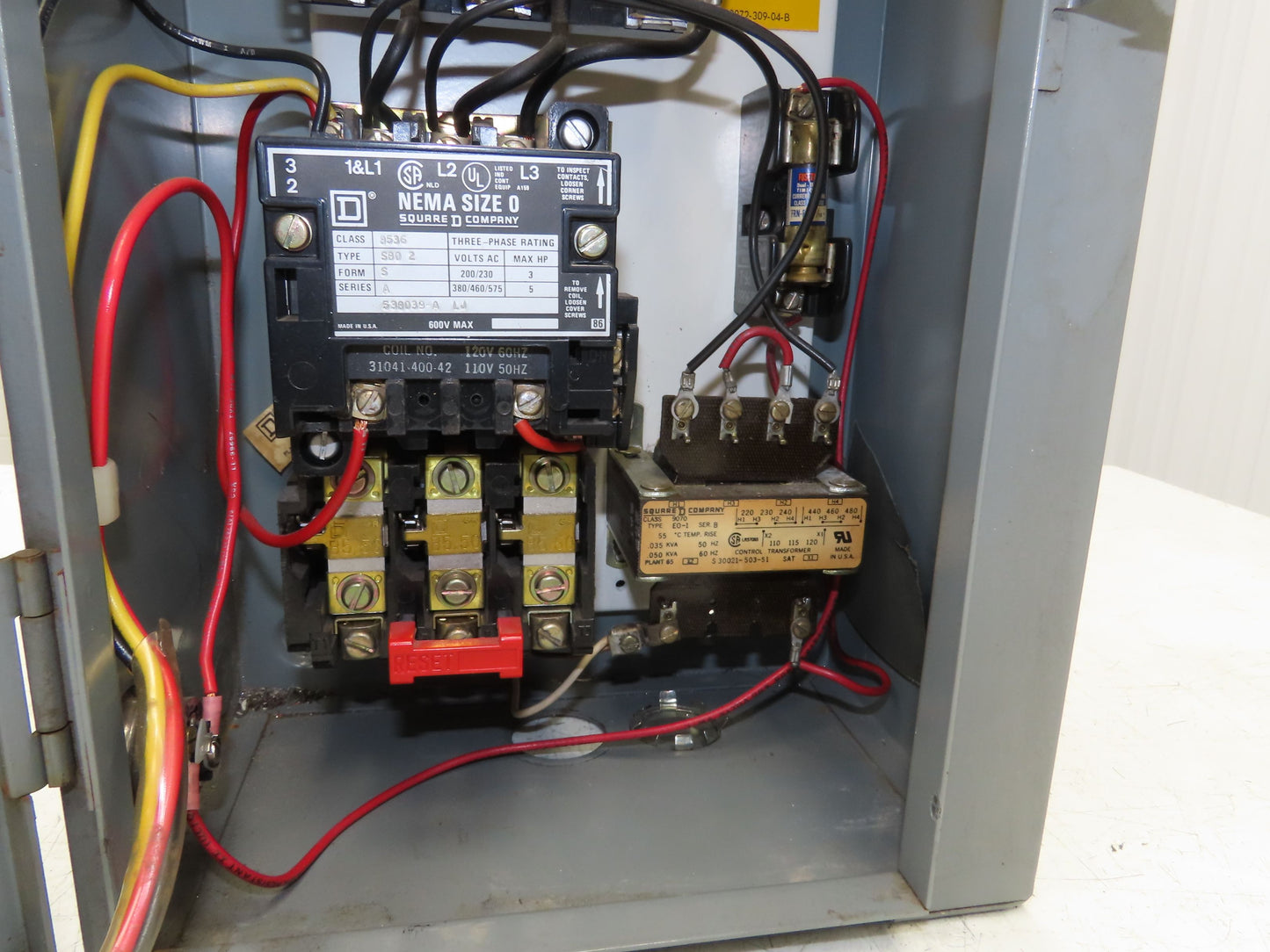 Square D 8538SBG13 Combination Motor Starter Size 0 NEMA 5Hp 600V 30A Fused