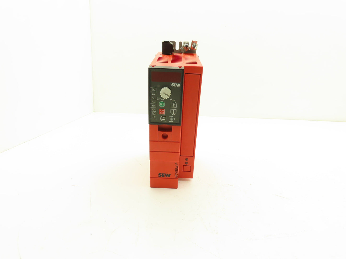 SEW EuroDrive MC07B0008-5A3-4-00 Movitrac B AC Drive VFD 3Ph 2.4A 599Hz 500v