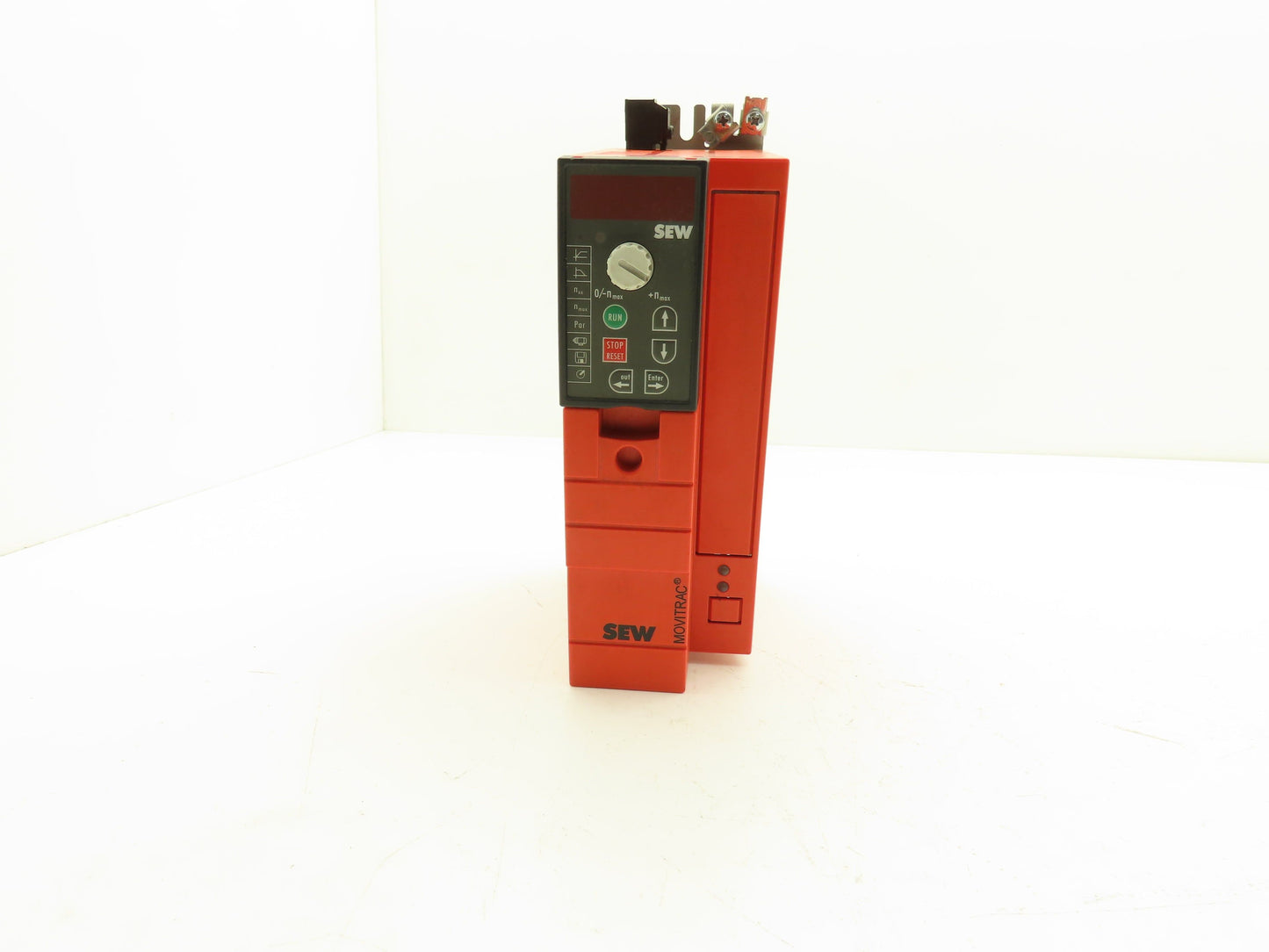 SEW EuroDrive MC07B0008-5A3-4-00 Movitrac B AC Drive VFD 3Ph 2.4A 599Hz 500v