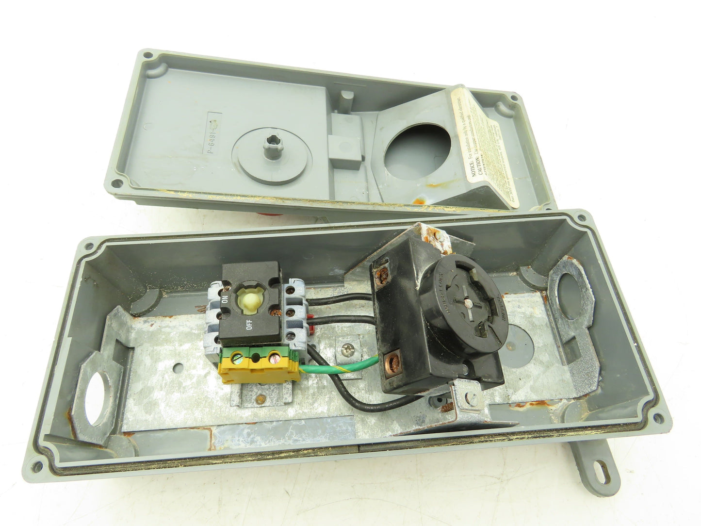Hubbell SE HBL 3 Switched Hubbellock Enclosure 30A 600VAC