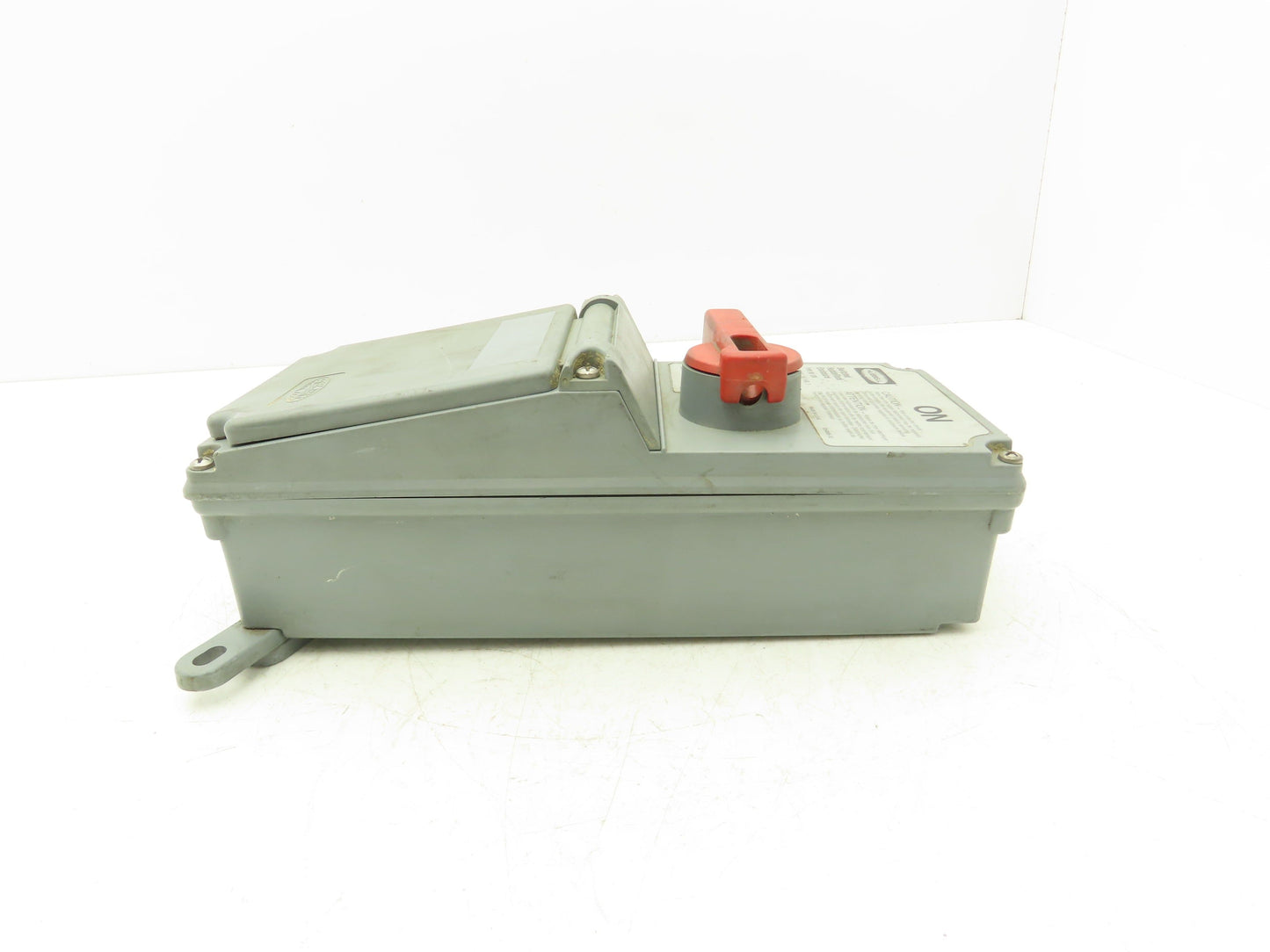 Hubbell SE HBL 3 Switched Hubbellock Enclosure 30A 600VAC