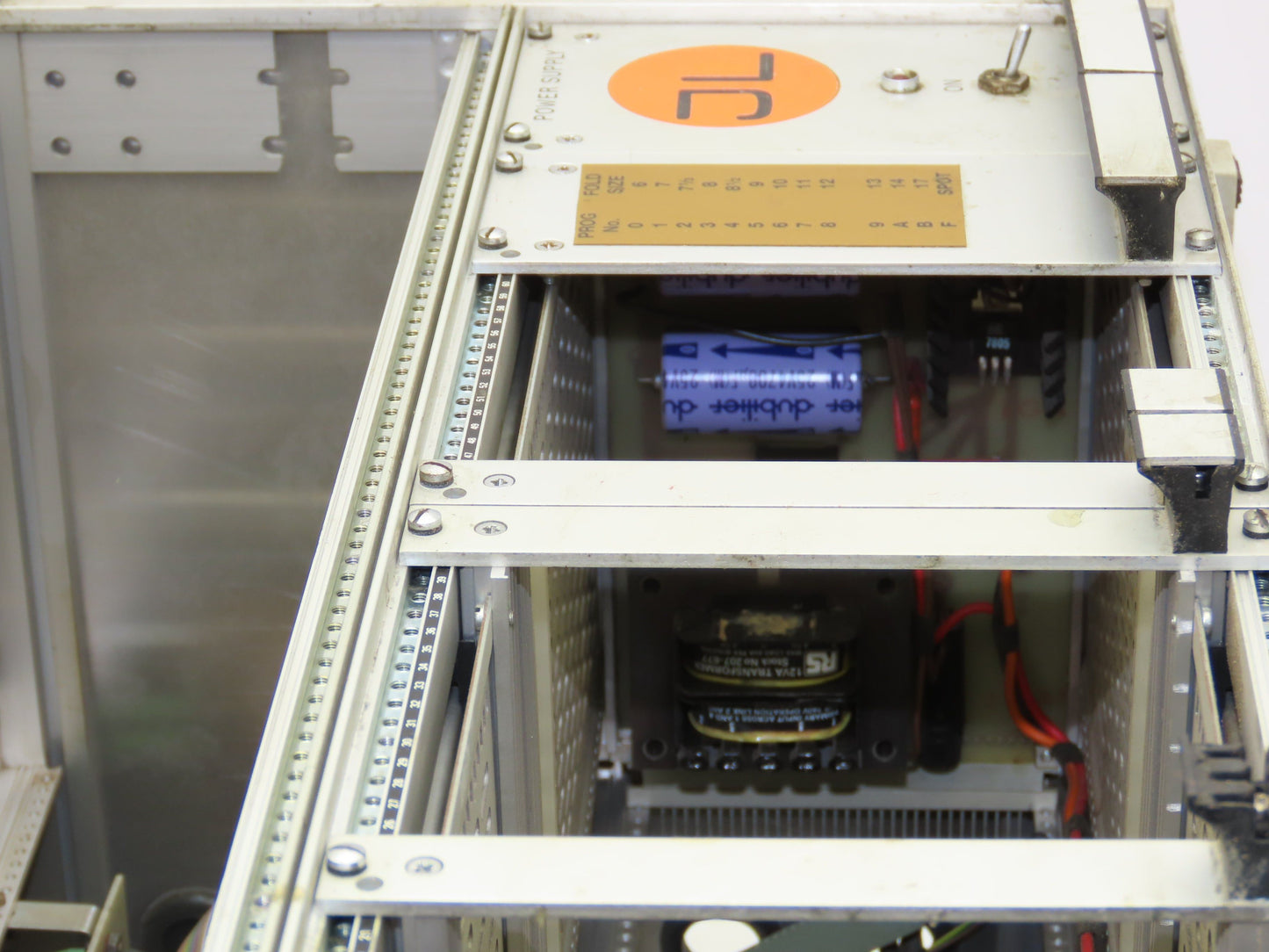 JL JL0504 Chassis Book Gluing PLC