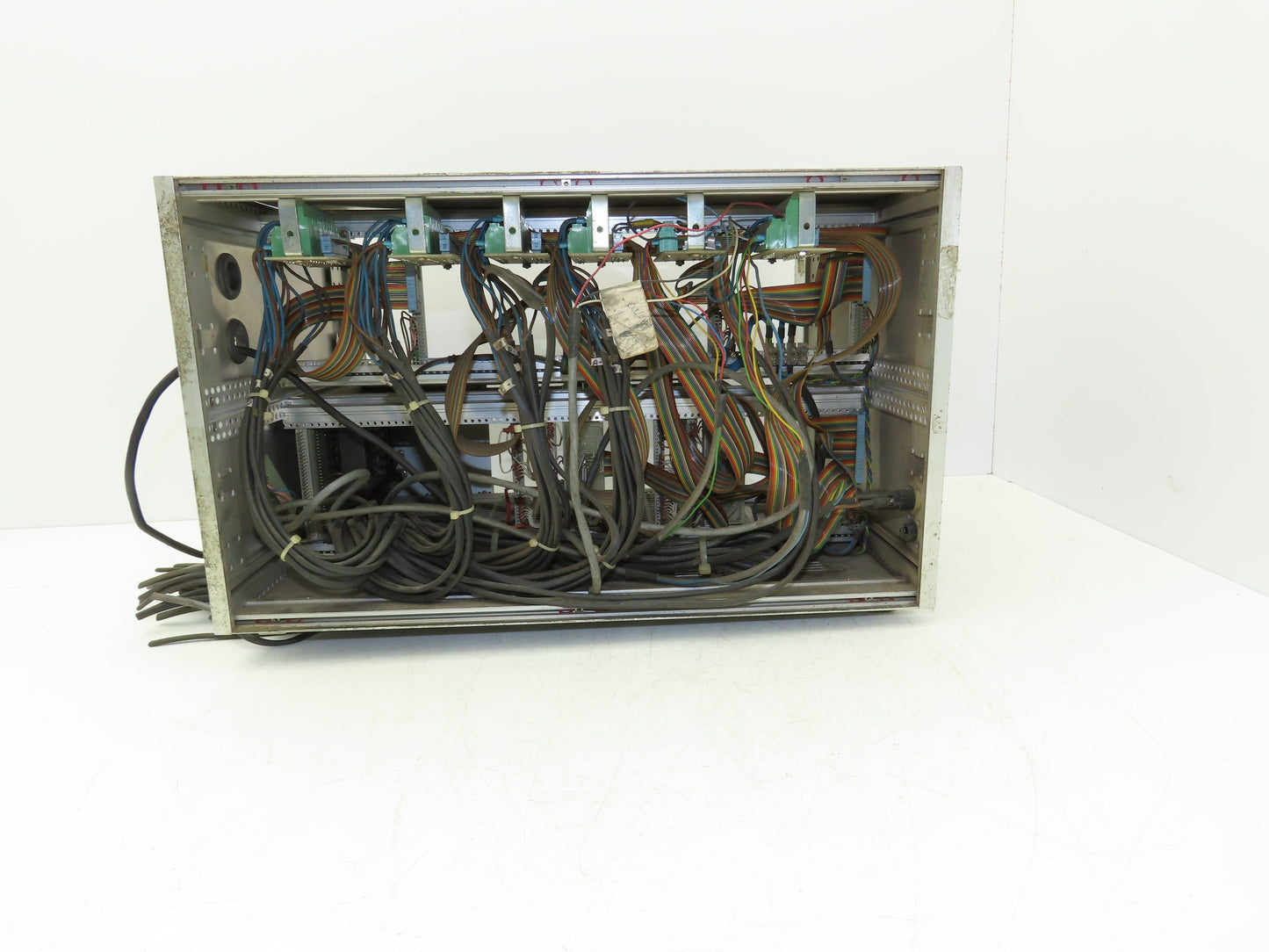 JL JL0504 Chassis Book Gluing PLC