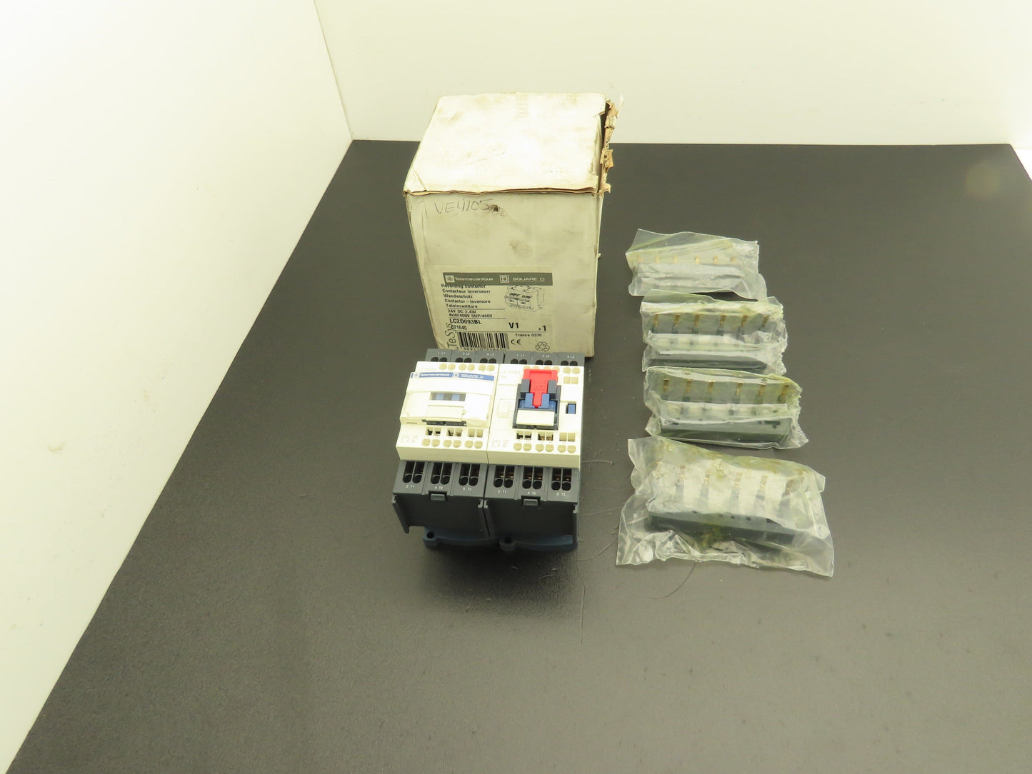 Schneider Electric LC2D093BL Reversing Contactor 3-Pole 5Hp 460V 3PH 24VDC Coil