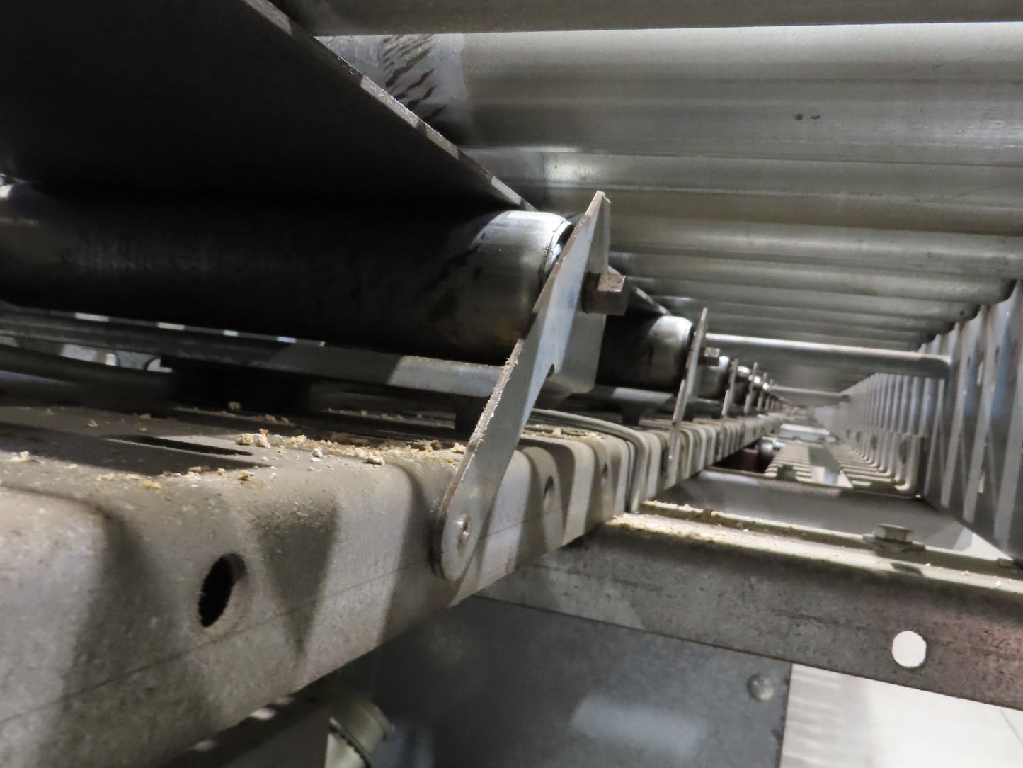 Automotion 24"x 45' Belt Drive Zero Pressure Roller Conveyor 460V Center Drive