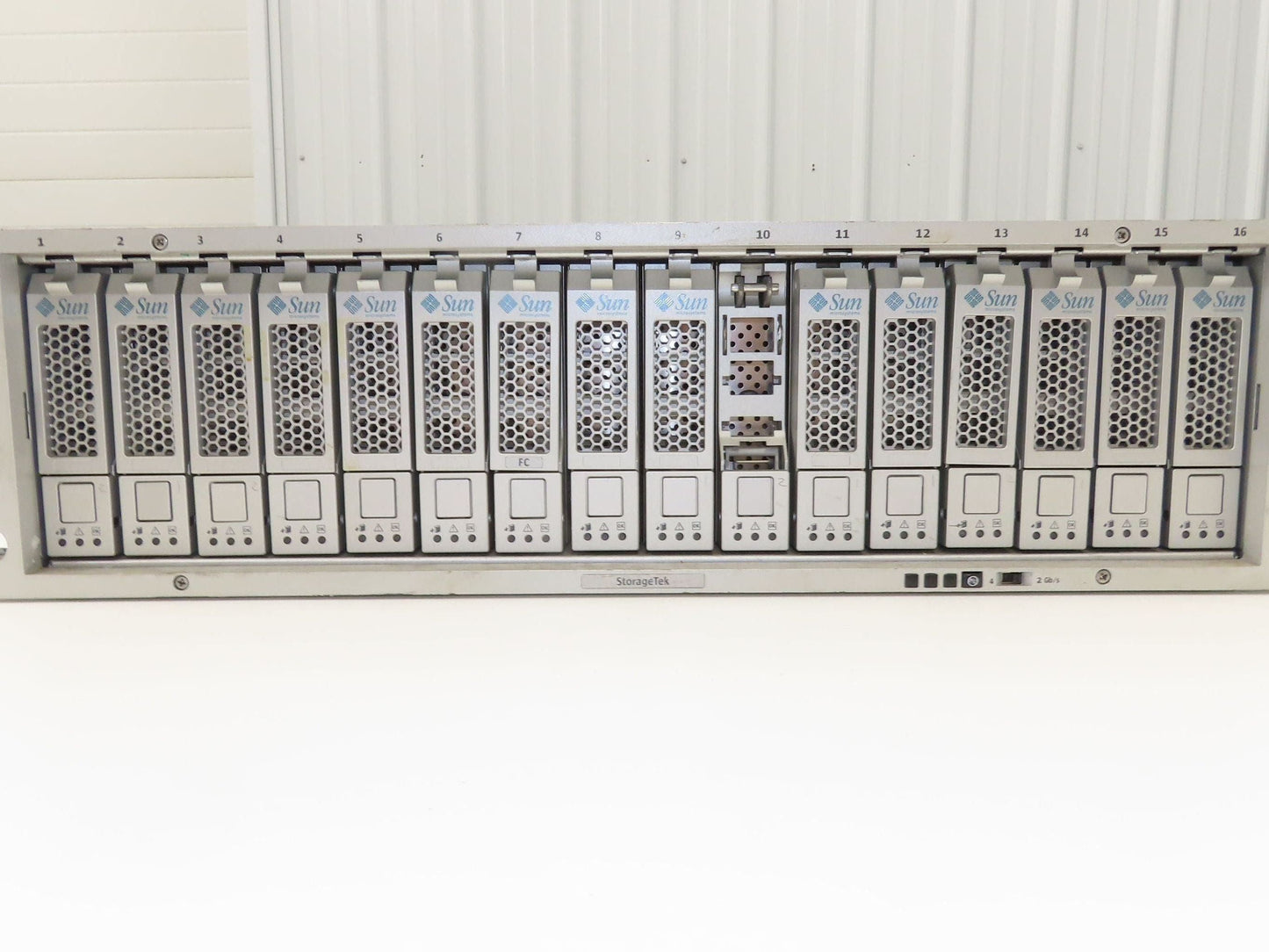 Sun StorageTek 0843 16-Bay RAID Fibre Channel 3.5" NO HDDs