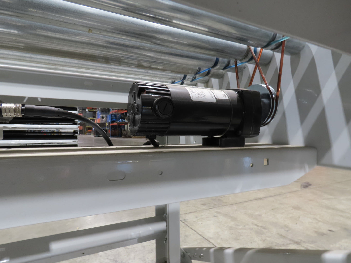 Roach 36"BF x 36"L Live Roller Conveyor 130VDC O-Ring Belt Drive on Casters