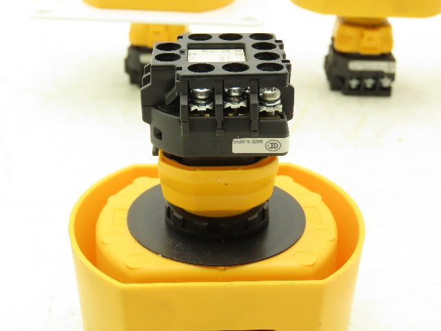 IDEC XW1E-LV Emergency RED E-Stop Pushbutton Twist Release Lot of 5