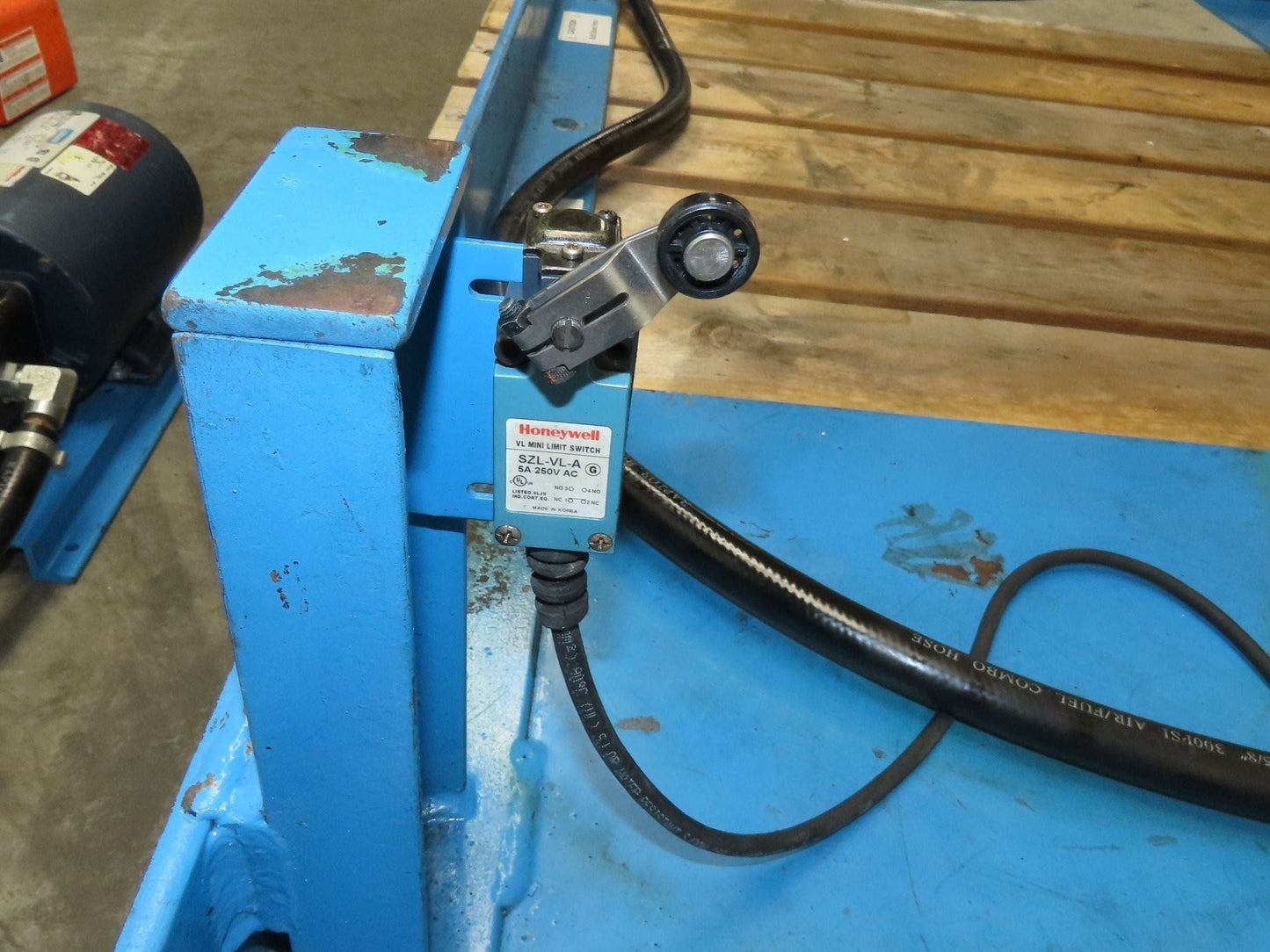 Max LPTT-UP Lift Table Max Upenders Hydraulic Tipper 2000lbs 78x54" Top 115V 1Ph