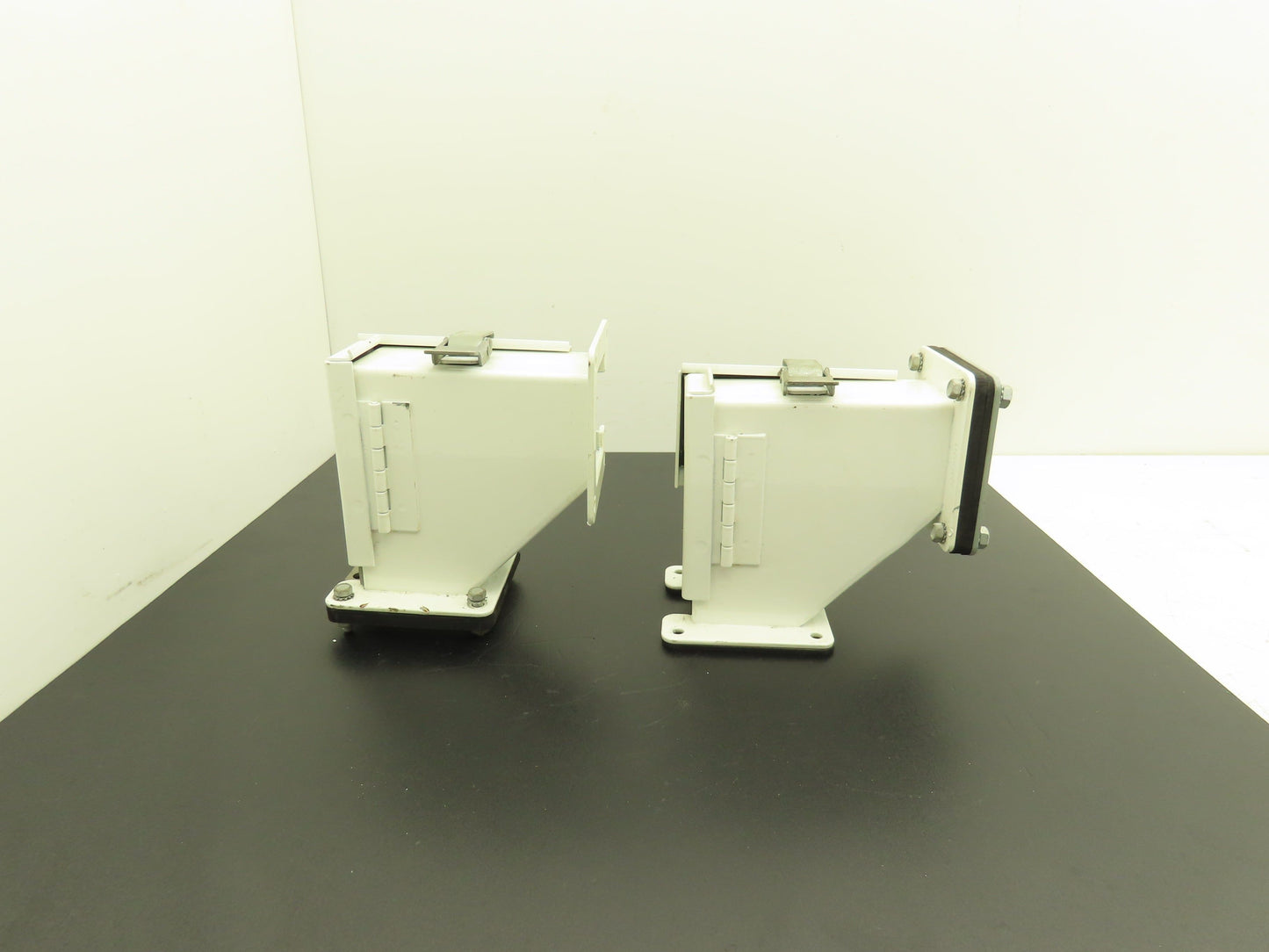 Hoffman F22LE9A Lay In Wireway 2.5" By 2.5" 90° Elbow Cable Management Lot of 2