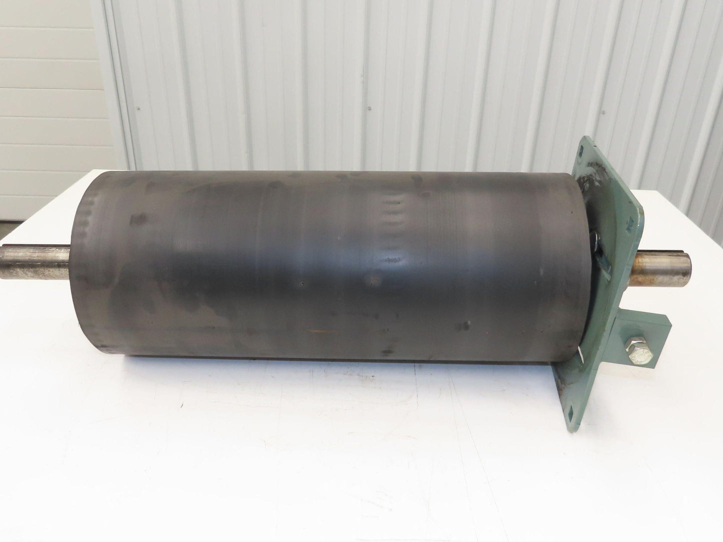 Hytrol 8"x 20.5" Center Drive Pulley 24" Conveyor 21"BF 1-11/16" Ext Shaft