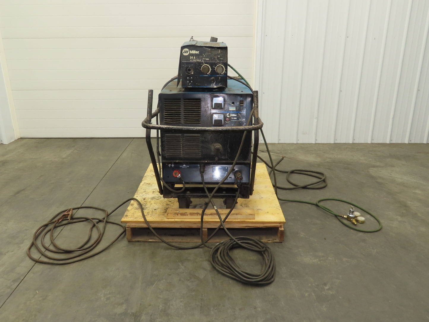 Miller CP-302 Mig Welder 300 amp 195112 24V Feeder 200/230/460v 3PH With Cart