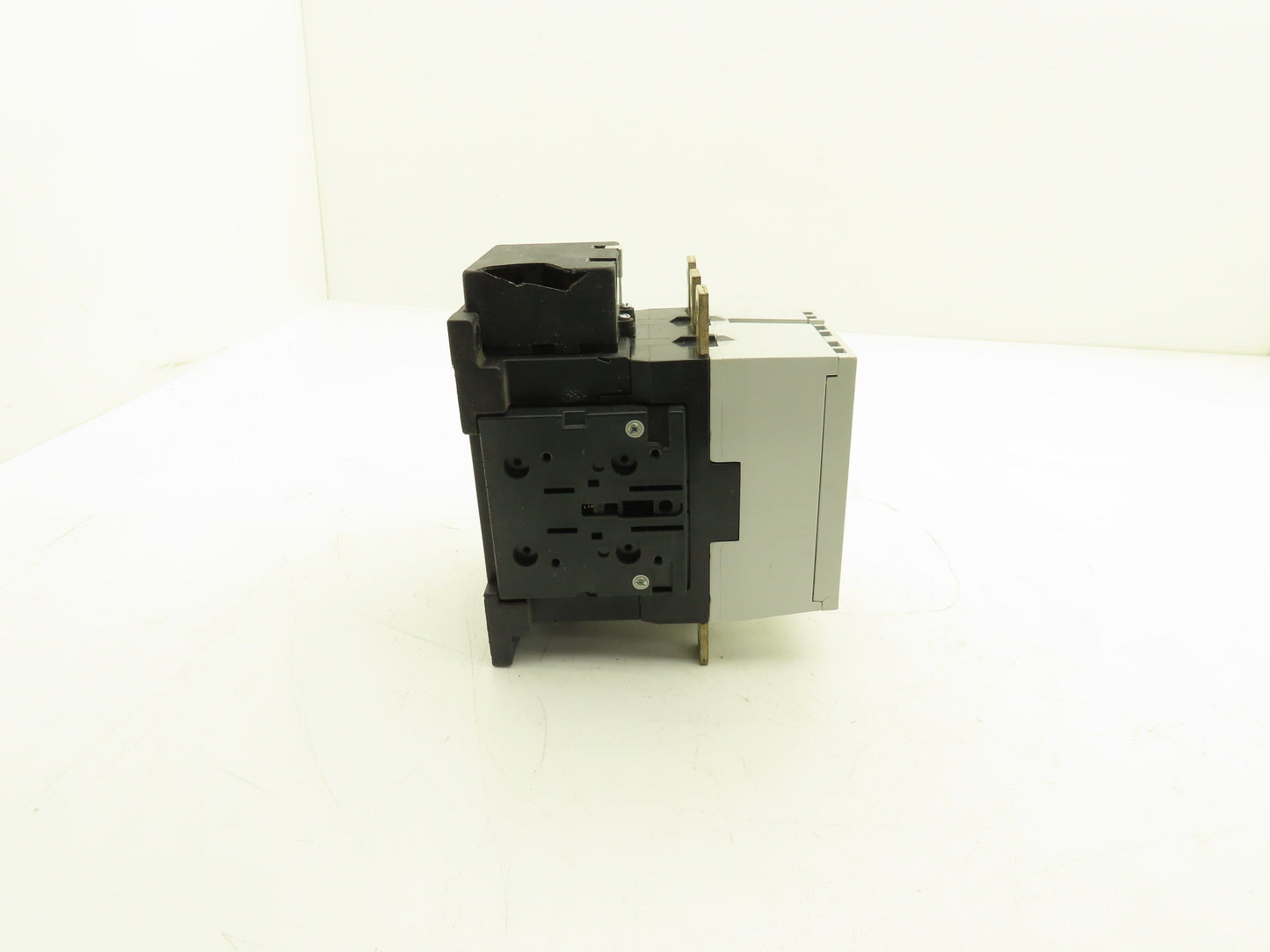 General Electric CK75CE300WH-T Contactor 250amp 135Hp @ 660/690V 74vdc Coil