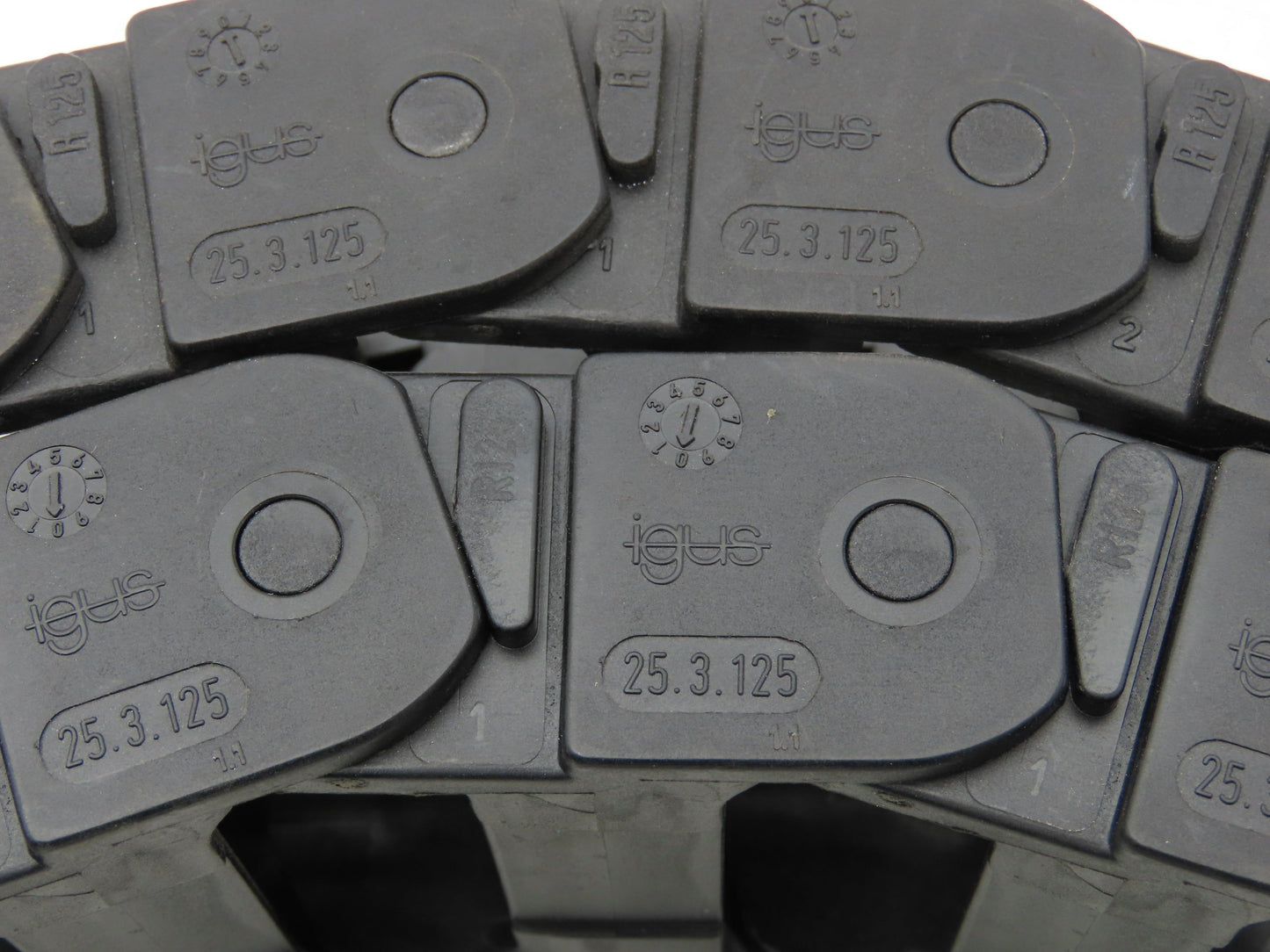 Igus R125 Energy Chain Cable Carrier 57mm x 25mm 50.5" Length