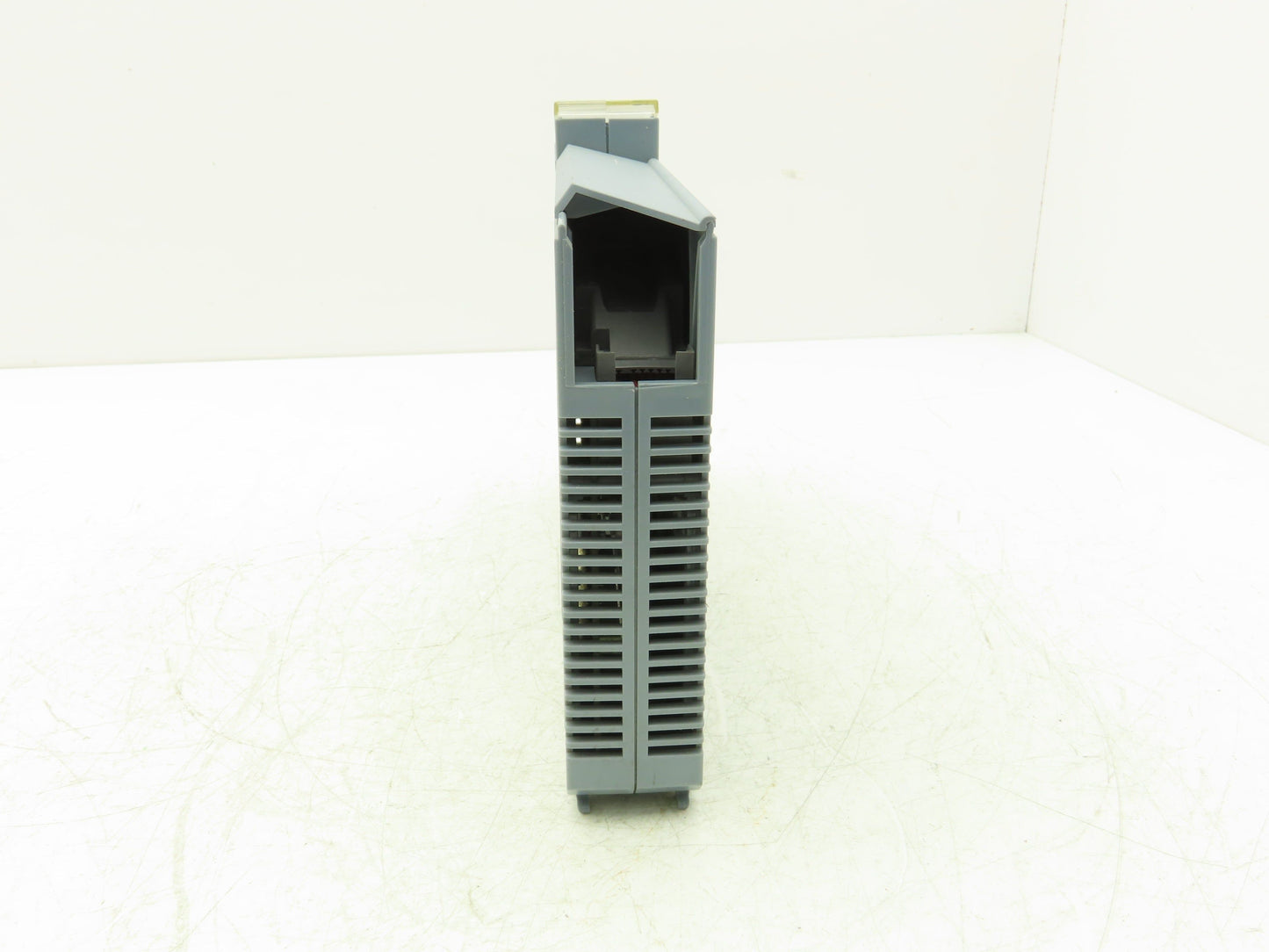 B&R Automation 2DI426.6 Digital Input 426 Module 32 Input 24VDC Rev C0 *Cracked*