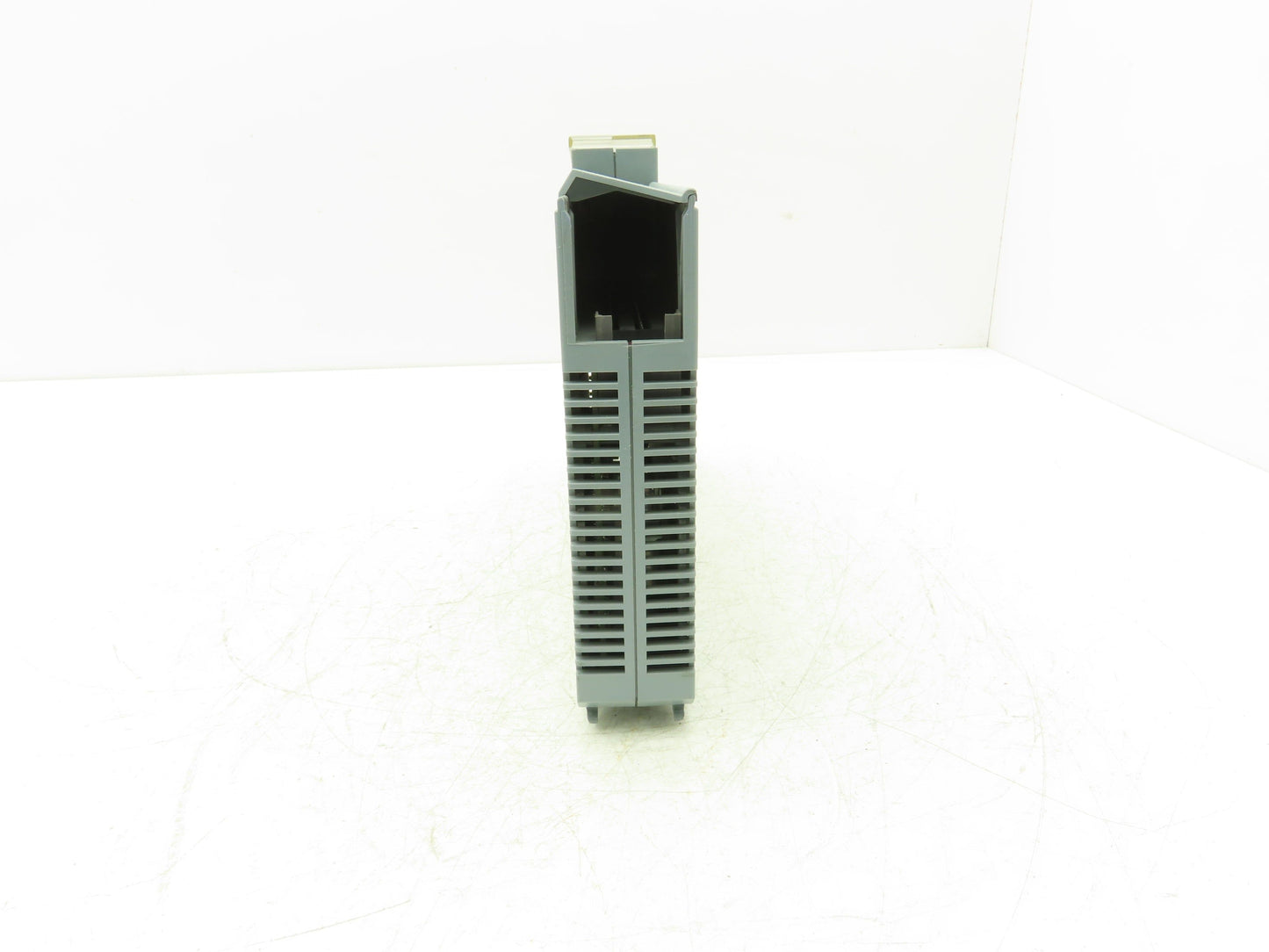 B&R Automation 2D0428.6 Digital Output Module DO 428 Tra 24VDC 2A Rev 14 Cracked