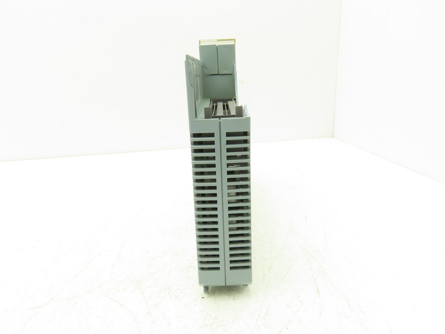 B&R Automation 2D0428.6 Digital Output Module DO 428 Tra 24VDC 2A Rev 14 Cracked