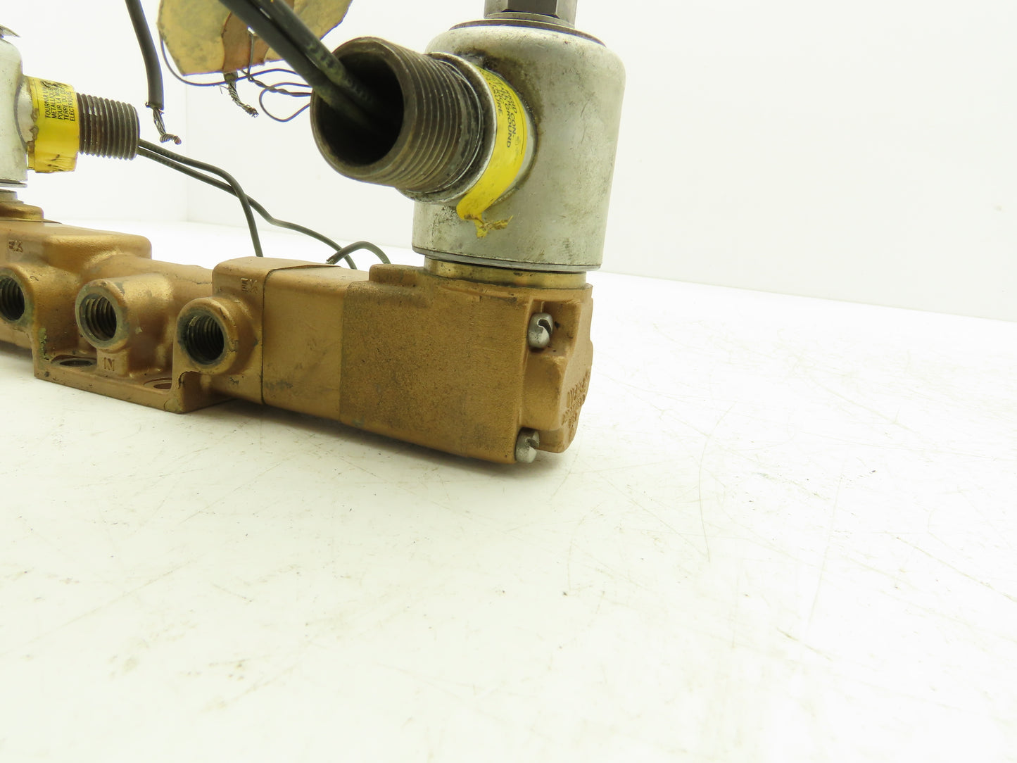 Versa VXX-4324-X-3 Pneumatic Directional Solenoid Valve 4-Way 3-Pos 1/4"npt 120V